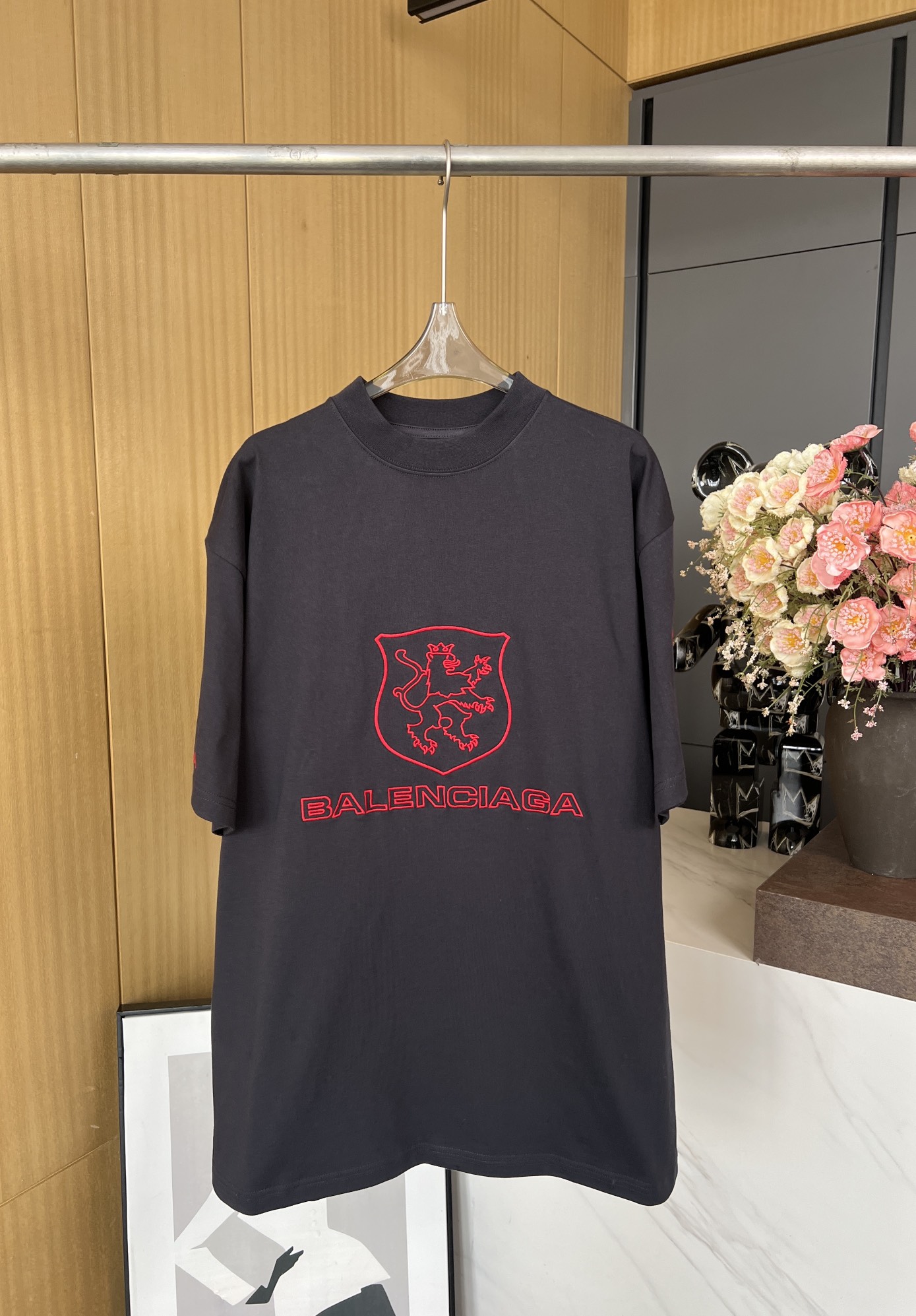 NO:312800,Balenciaga Early Spring New Washed Shield Embroidered Short-sleeved T-shirt, Red Embroidered Letter Logo on the Front and Back and Sleeves, Fabric Washed Softer, Loose Style, Men and Women's Same Model SMLXL,,balenciaga, T-shirt,tees, t-shirt,alexander wang19860909Balenciaga 早春新款 水洗盾牌前后刺绣短袖T恤、前后及袖子红色刺绣字母logo、面料经过洗水处理更加柔软、宽松版型、男女同款 码数SMLXL,,balenciaga,T-shirt,tees，t-shirt,alexander wang,Women's clothing