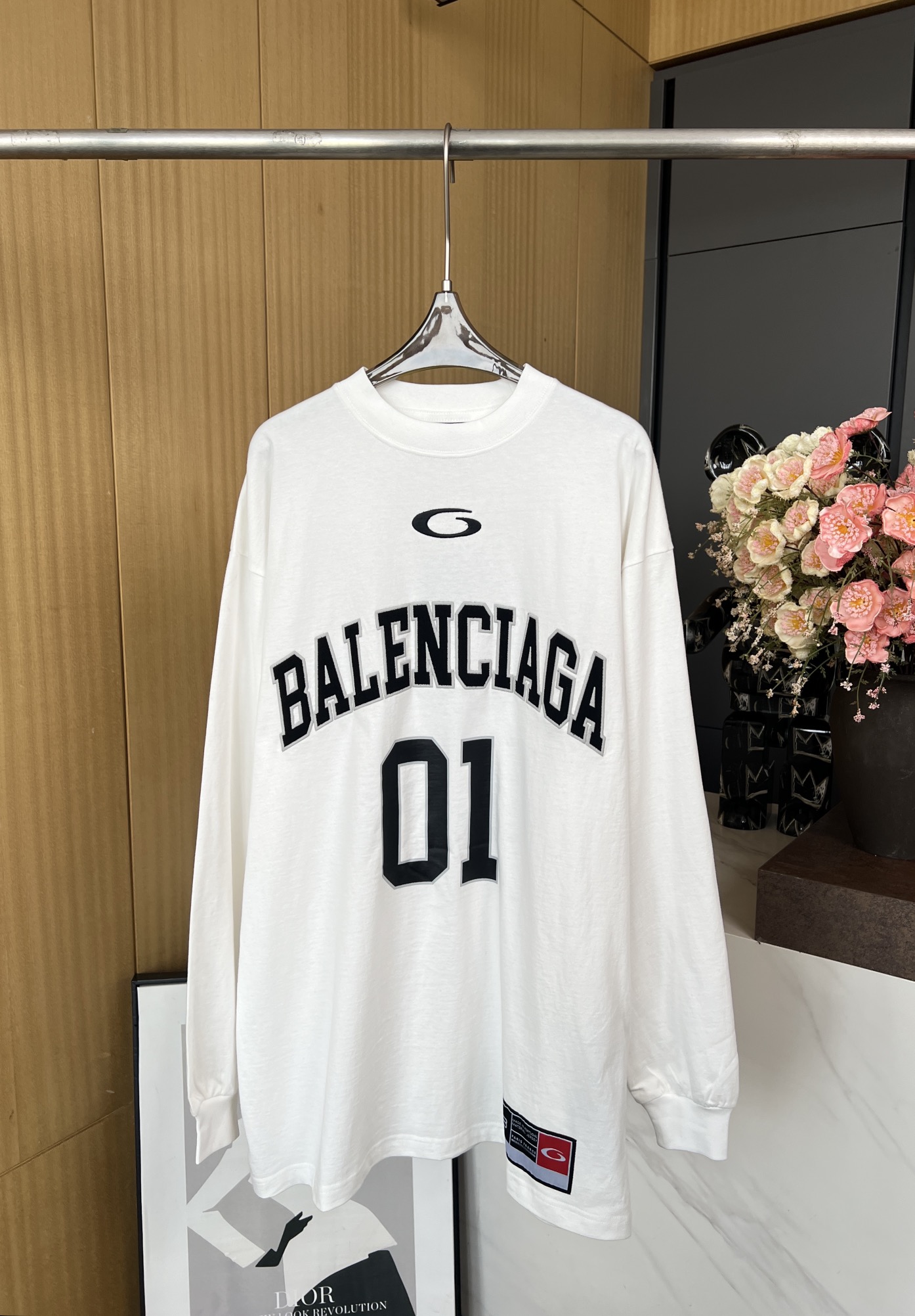 NO:307551,Balenciaga Early Spring New Model No. 01 Long Sleeve T-shirt Printed Pattern Applique Embroidery Craftsmanship, Basketball Art Embroidery, Condensed Cuffs, Loose Style, Same Model for Men and Women Size SMLXL,,balenciaga,tees, t-shirt,alexander wang19860909Balenciaga 早春新款 01号长袖T恤 印花图案贴布刺绣工艺、正面和背面饰有basketball艺术作品刺绣、缩褶袖口、宽松版型、男女同款 码数SMLXL,,balenciaga,tees，t-shirt,alexander wang,Women's clothing