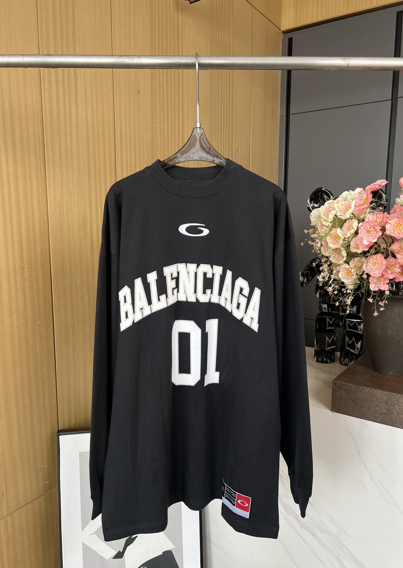 NO:312794,Balenciaga Early Spring New Model No. 01 Long Sleeve T-shirt Printed Pattern Applique Embroidery Craftsmanship, Basketball Art Embroidery, Condensed Cuffs, Loose Style, Same Model for Men and Women Size SMLXL,,balenciaga,tees, t-shirt,alexander wang19860909Balenciaga 早春新款 01号长袖T恤 印花图案贴布刺绣工艺、正面和背面饰有basketball艺术作品刺绣、缩褶袖口、宽松版型、男女同款 码数SMLXL,,balenciaga,tees，t-shirt,alexander wang,Women's clothing