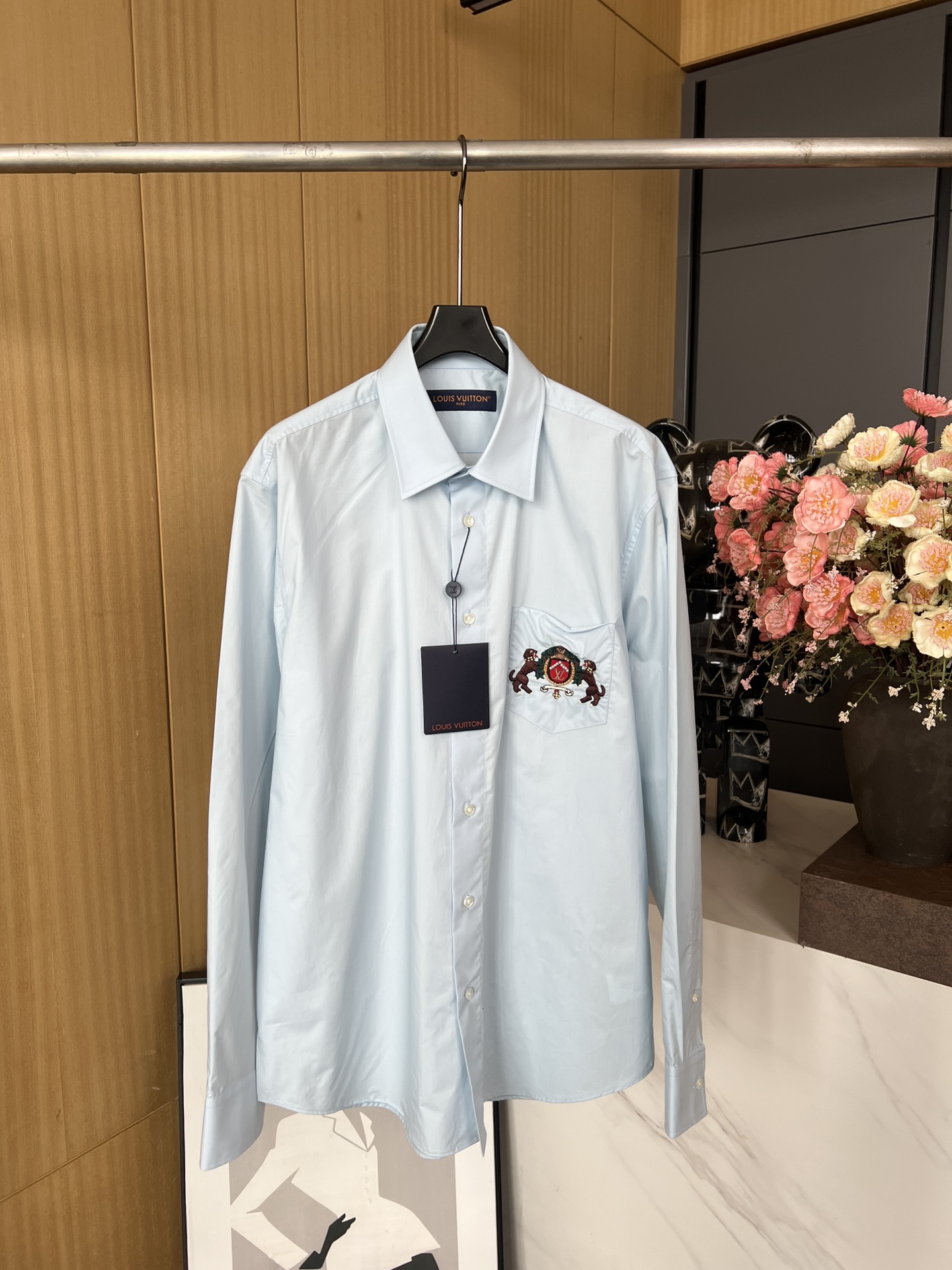 NO:312793,Louis Vuitto*n Louis early spring new style embroidery pattern light blue long-sleeved shirt, decorated with LV Dog embroidery pattern, beaded on the front pocket, casual style SMLXL,,louis vuitton,louis vuitton,louis vuitton,shirts,alexander wang19860909Louis Vuitto*n 路易 早春新款 刺绣图案浅蓝色长袖衬衫、饰以 LV Dog 刺绣图案、正面口袋饰以珠饰、休闲版型 码数SMLXL,,louis vuitton,louis vuitton,louis vuitton,shirts,alexander wang,Women's clothing