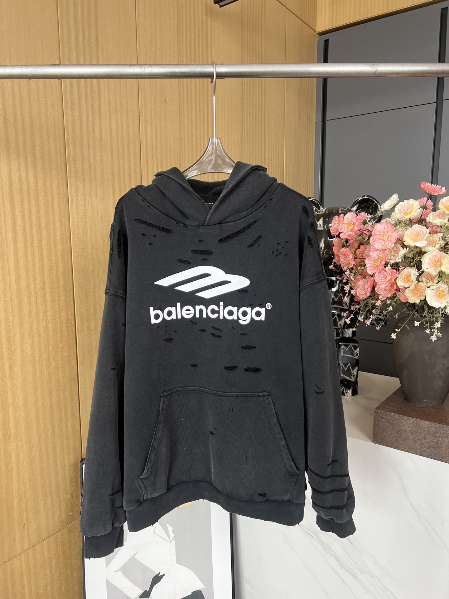 NO:307540,Balenciag* New early spring 3B printed wear sweatshirt, soft and skin-friendly fabric, heavy industry full body wear treatment, 3B pattern adopts high temperature printing technology, loose style, same style for men and women. Number of codes XSSML,,balenciaga,hoodie,sweatshirts,alexander wang19860909Balenciag* 早春新款 3B印花磨破卫衣、 面料柔软亲肤、重工全身磨破处理、3B图案采用高温印花工艺、宽松版型、男女同款 码数XSSML,,balenciaga,hoodie,sweatshirts,alexander wang,Women's clothing