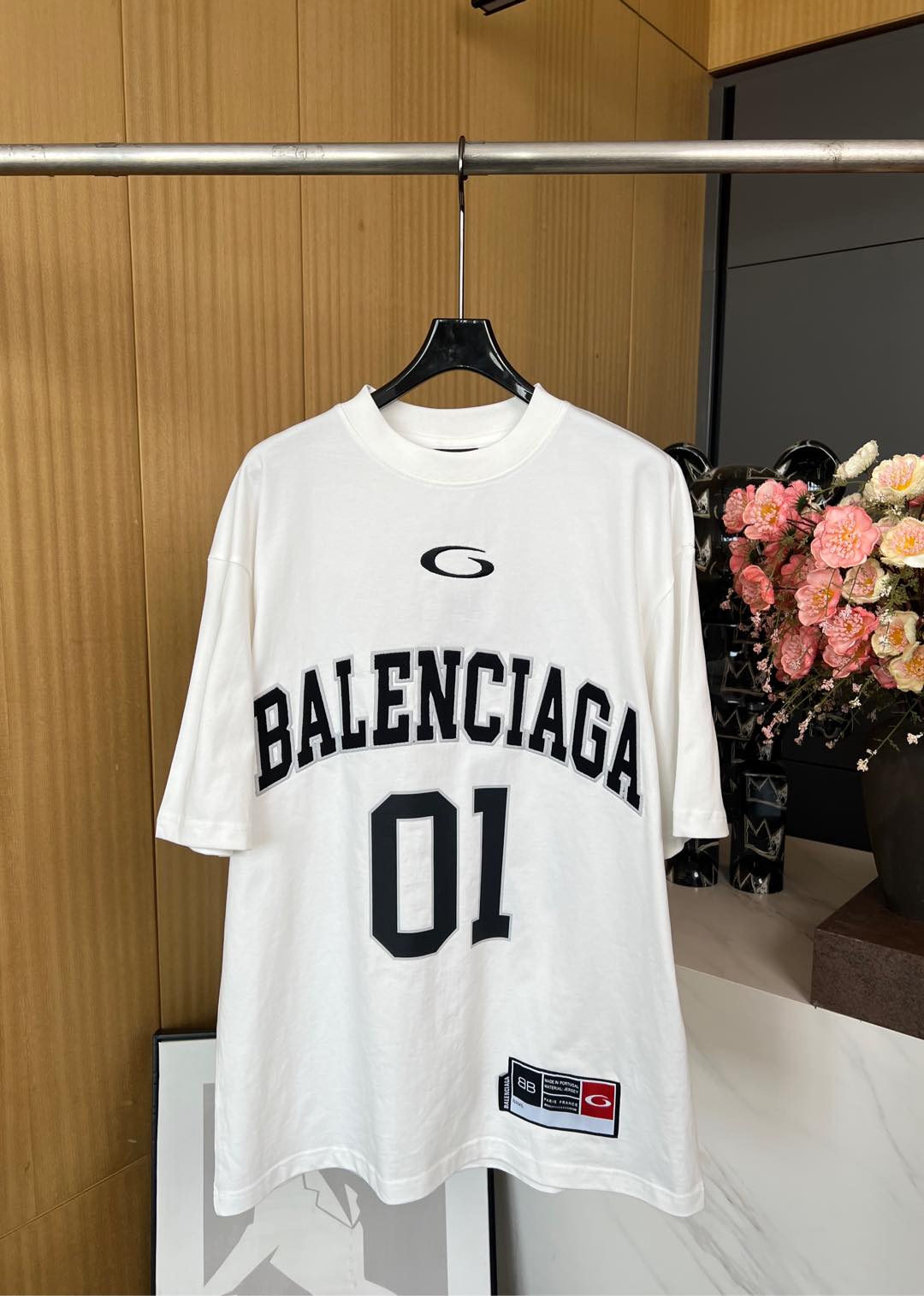 NO:307546,Balenciaga Early Spring New Model No. 01 Printed T-shirt Printed Pattern Embroidery Craftsmanship, Basketball Art Embroidery, Condensed Cuffs, Loose Style, Same Model for Men and Women Size SMLXL,,balenciaga,tees, t-shirt,alexander wang19860909Balenciaga 早春新款 01号印花T恤 印花图案贴布刺绣工艺、正面和背面饰有basketball艺术作品刺绣、缩褶袖口、宽松版型、男女同款 码数SMLXL,,balenciaga,tees，t-shirt,alexander wang,Women's clothing