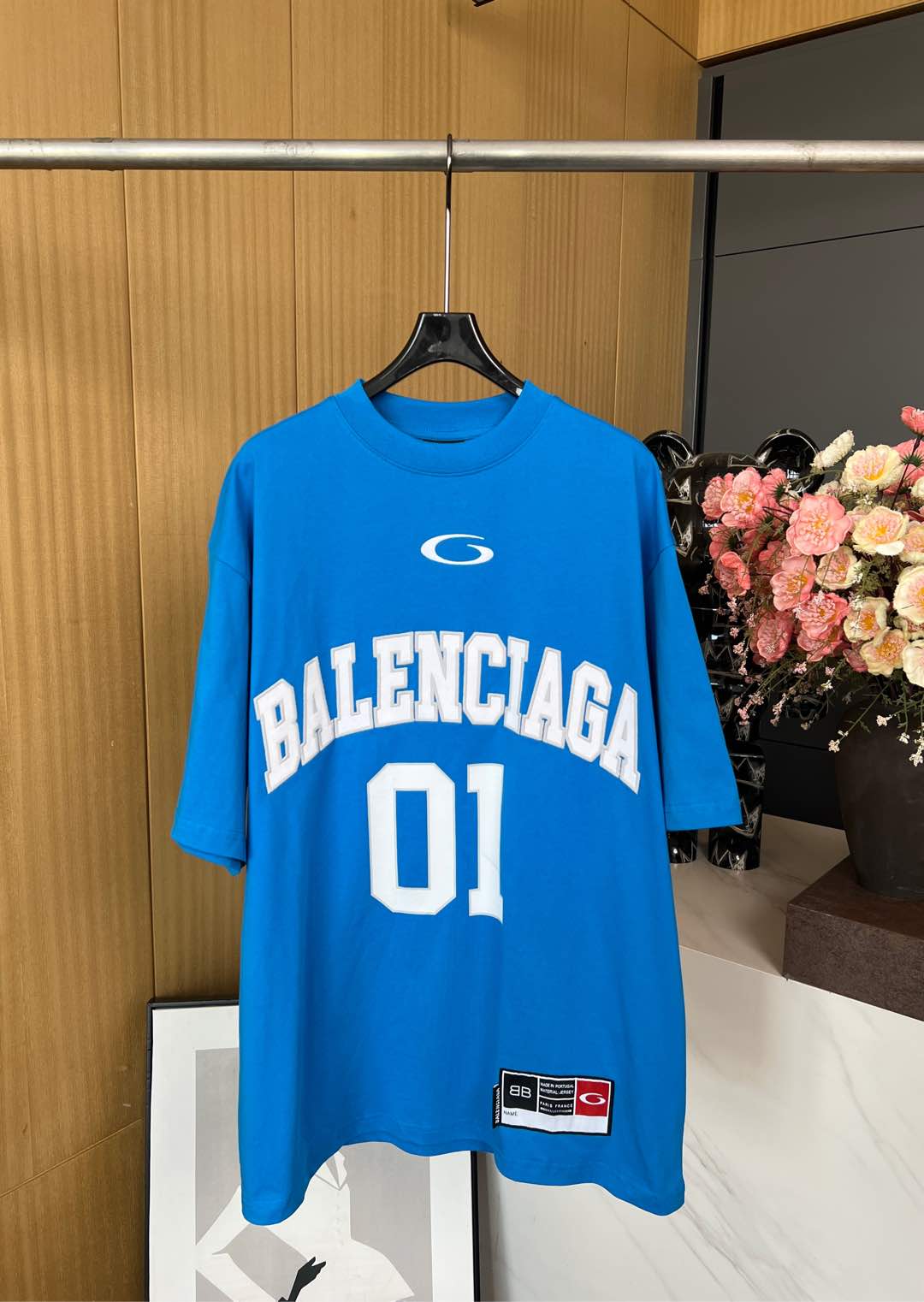 NO:307548,Balenciaga Early Spring New Model No. 01 Printed T-shirt Printed Pattern Embroidery Craftsmanship, Basketball Art Embroidery, Condensed Cuffs, Loose Style, Same Model for Men and Women Size SMLXL,,balenciaga,tees, t-shirt,alexander wang19860909Balenciaga 早春新款 01号印花T恤 印花图案贴布刺绣工艺、正面和背面饰有basketball艺术作品刺绣、缩褶袖口、宽松版型、男女同款 码数SMLXL,,balenciaga,tees，t-shirt,alexander wang,Women's clothing