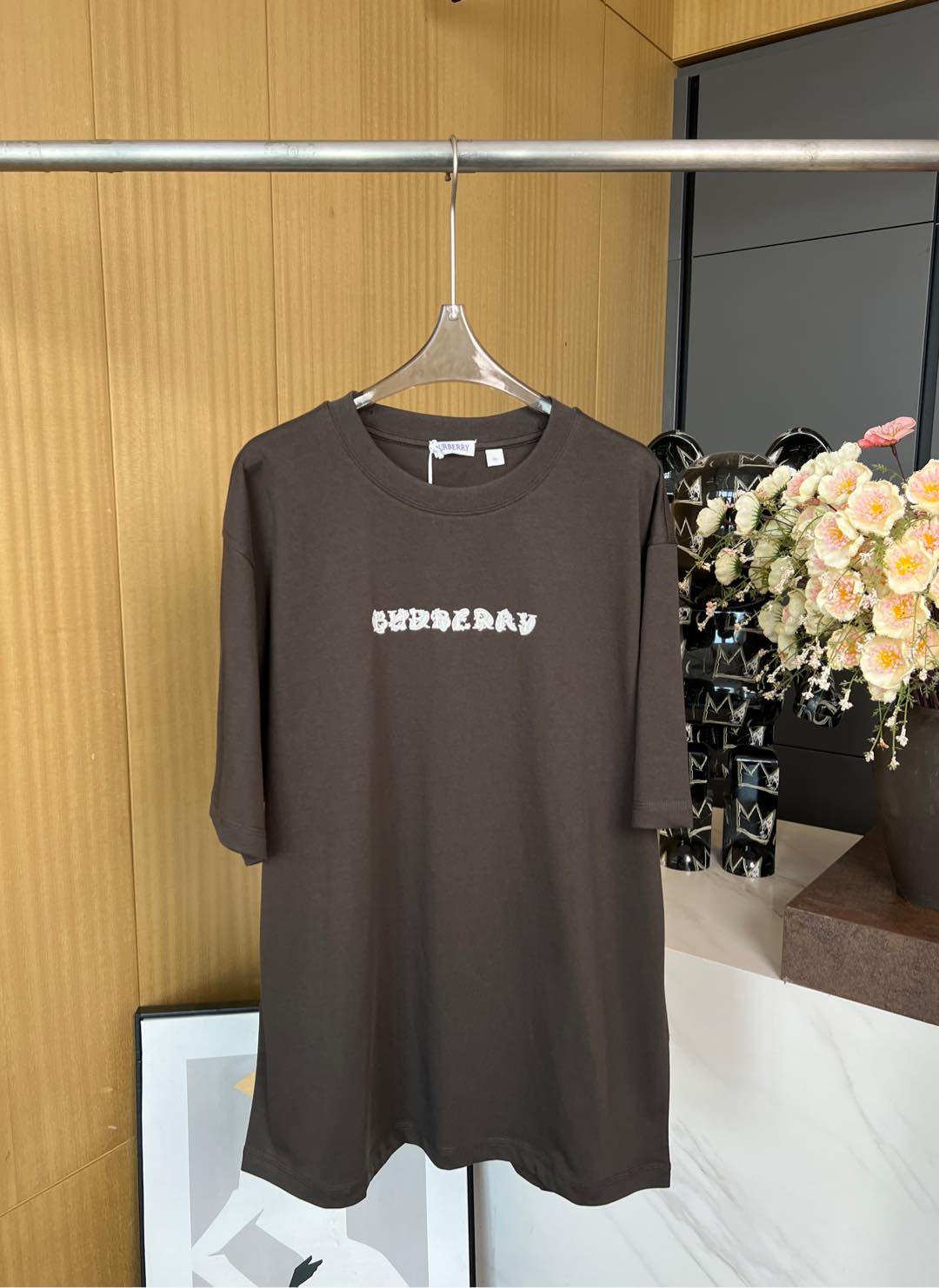 NO:313314,Burberry Spring and summer new style, knitted original collar cotton T-shirt, back pattern printing, front chest brand letter logo embellishment, casual style S M L XL,,burberry,tees, t-shirt,alexander wang19860909Burberry 春夏新款、针织原领棉布T恤、后背花纹图案印花、前胸品牌字母logo点缀、休闲款式 男女同款 尺码S M L XL,,burberry,tees，t-shirt,alexander wang,Women's clothing