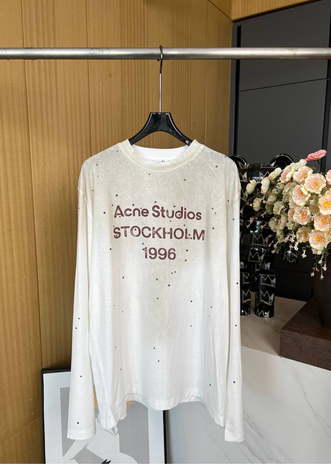 NO:324580,Acne Studios New early spring 1996 spray-painted retro casual long-sleeved T-shirt with Acne Studios 1996 logo pattern, old neckline, spray-painted pattern design, casual style, same style for men and women SML, acne studios,dior,tees, t-shirt,alexander wang19860909Acne Studios 早春新款 1996喷绘复古休闲长袖T恤、饰有 Acne Studios 1996 徽标图案、做旧领口、采用喷绘图案设计、休闲版型、男女同款 码数SML,,acne studios,dior,tees，t-shirt,alexander wang,Women's clothing