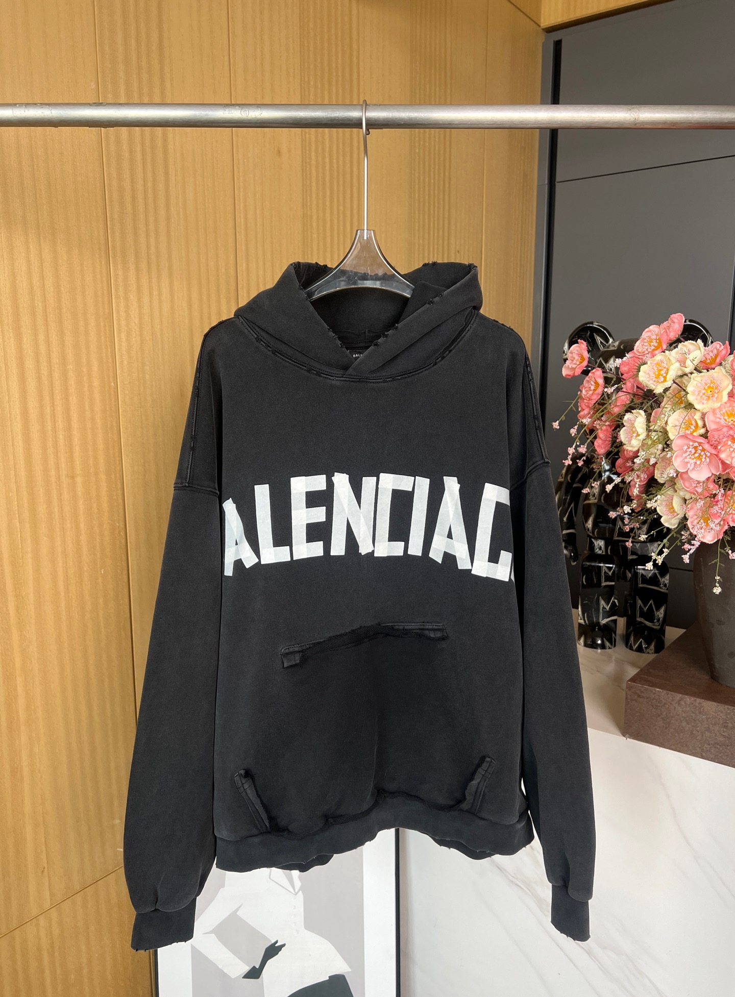 NO:313776,BALENCIAGA autumn and winter new style, fake pocket tape letter printed hooded sweatshirt, inner terry ring, overall washing water making process, pure handmade natural wear effect, making pocket edges ragged, front and back with high temperature hot printing, loose style, same style for men and women. Number of sizes XSSML,,balenciaga,hoodie,sweatshirts,hats,alexander wang19860909BALENCIAGA 秋冬新款 假口袋胶带字母印花连帽卫衣、内里毛圈 成衣整体洗水做旧工艺 、采用纯手工自然磨破效果 做口袋边边破烂 、前后幅运用高温热印花、宽松版型、男女同款 码数XSSML,,balenciaga,hoodie,sweatshirts,hats,alexander wang,Women's clothing