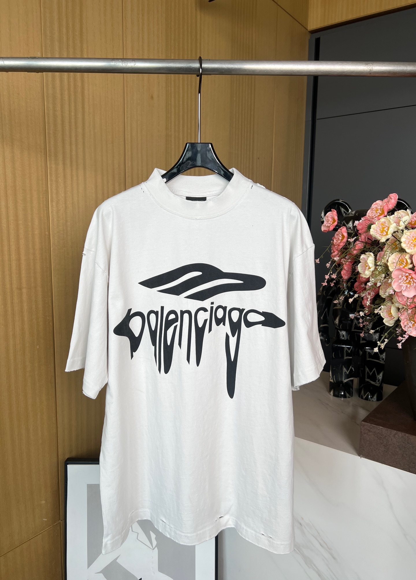NO:308118,BALENCIAGA Spring and summer new style Heavy industry knitted round neck short sleeves, front chest 3B dissolving effect pattern printing, ripped details on collar hem, simple style not to be picked, loose style, same style for men and women, Size XS S M L,,balenciaga,T-shirt,alexander wang19860909BALENCIAGA 春夏新款 重工针织圆领短袖、前胸3B溶解效果图案印花、衣领下摆破洞细节、简单款式不挑人穿、宽松版型 男女同款 码数XS S M L,,balenciaga,T-shirt,alexander wang,Women's clothing