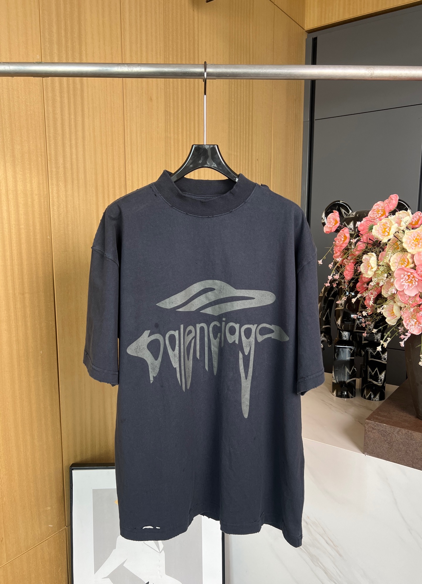 NO:312789,BALENCIAGA Spring and summer new style Heavy industry knitted round neck short sleeves, front chest 3B dissolving effect pattern printing, ripped details on collar hem, simple style not to be picked, loose style, same style for men and women, Size XS S M L,,balenciaga,T-shirt,alexander wang19860909BALENCIAGA 春夏新款 重工针织圆领短袖、前胸3B溶解效果图案印花、衣领下摆破洞细节、简单款式不挑人穿、宽松版型 男女同款 码数XS S M L,,balenciaga,T-shirt,alexander wang,Women's clothing