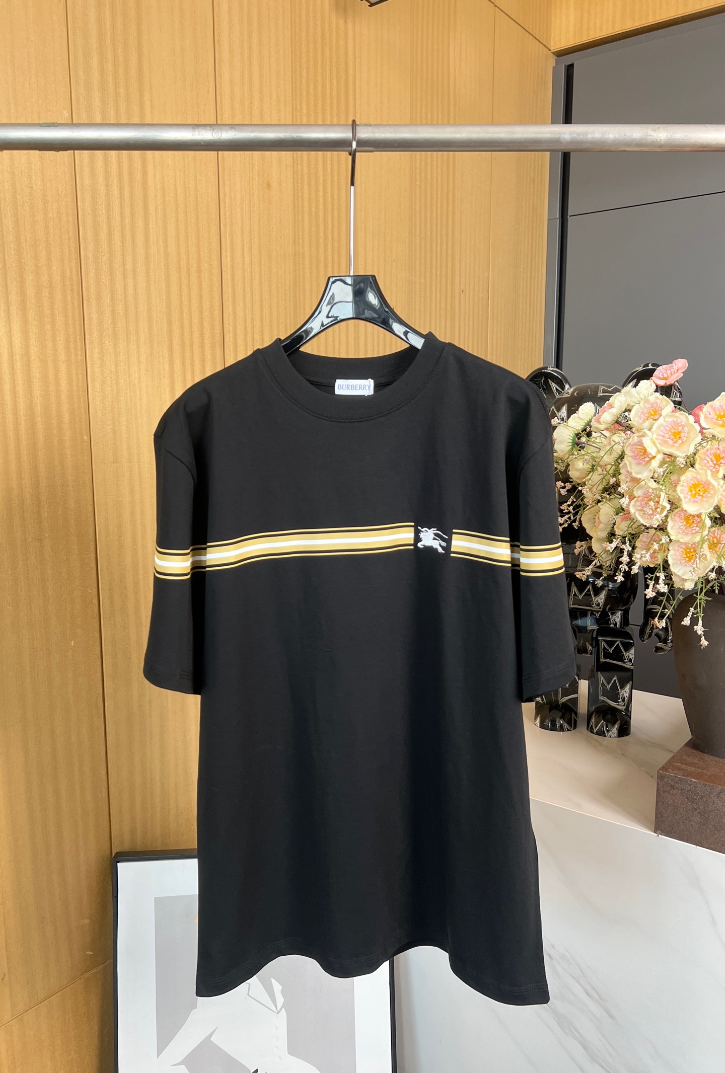 NO:313316,BURBERRY New early spring style Striped cotton short-sleeved T-shirt, Equestrian Knight logo (EKD) embroidered on the front chest, round neck design, casual style, same style for men and women. Size SML, burberry, T-shirt,tees, t-shirt,alexander wang19860909BURBERRY 早春新款 条纹棉质短袖T恤、前胸饰有马术骑士徽标(EKD）刺绣、采用圆领设计、休闲版型、男女同款 码数SML,,burberry,T-shirt,tees，t-shirt,alexander wang,Women's clothing