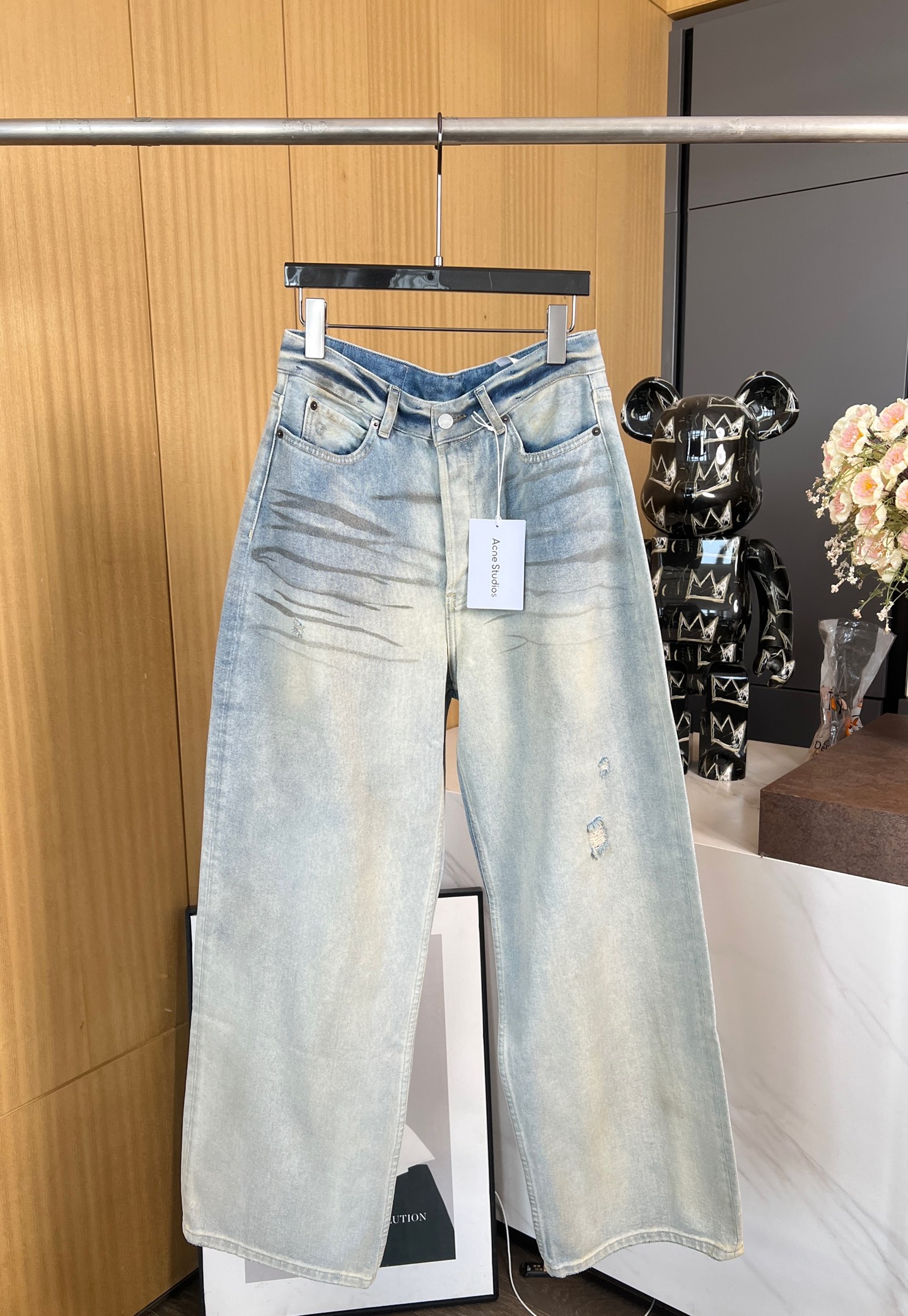 NO:317232,Acne early spring new style 1981M ripped loose contrasting color low-waist jeans, light blue washing and elastic denim, back leather logo trim, eye-catching irregular contrasting color washing effect, casual style, same style for men and women SMLXLXX,,acne studios, jeans, alexander wang19860909Acne 早春新款 1981M破洞宽松撞色低腰牛仔裤、采用浅蓝色水洗无弹力牛仔布、背部皮革徽标饰片、醒目的不规则撞色水洗效果、休闲版型、男女同款 码数SMLXLXX,,acne studios,jeans,alexander wang,Women's clothing