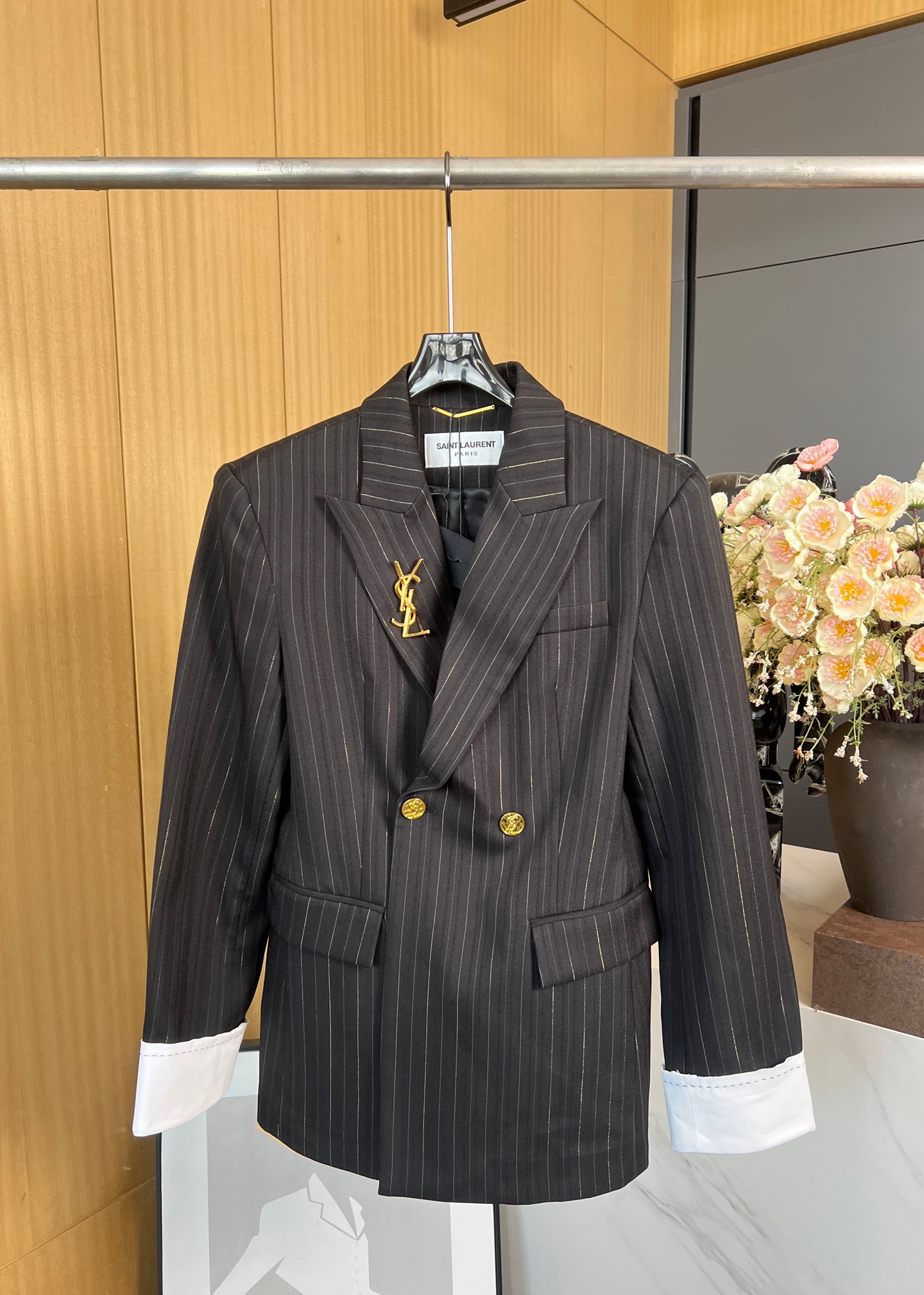 NO:313760,Saint Lauren* YSL New early spring style brooch striped silhouette blazer, white striped contrasting design, gold buckle embellishment. The upper body is handsome and stylish and stylish. It doesn’t pick on the figure. SML, saint laurent, saint laurent, jackets & coats, business suit, brooch, breastpin, alexander wang19860909Saint Lauren* YSL 早春新款 胸针条纹廓形西装外套、白条纹撞色设计、金扣点缀 上身帅气有型又时髦 不挑身材 码数SML,,saint laurent,saint laurent,jackets & coats,business suit,brooch，breastpin,alexander wang,Women's clothing
