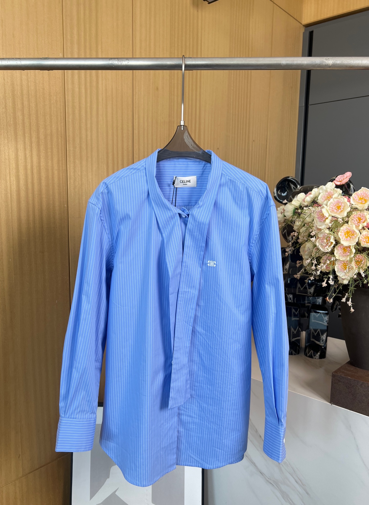 NO:313767,Celine early spring new style striped lace-up shirt, blue and white vertical stripes all over the body, ten long streamers are decorated with drapes, tied into a bow in seconds, daily casual commuting wear is not wrong, casual insurance SML, celine,shirts,alexander wang19860909Celine 早春新款 条纹系带衬衫、通体蓝白竖条纹装点十垂坠长飘带、系上秒变蝴蝶结、日常休闲通勤穿着不出错、休闲保险 码数SML,,celine,shirts,alexander wang,Women's clothing