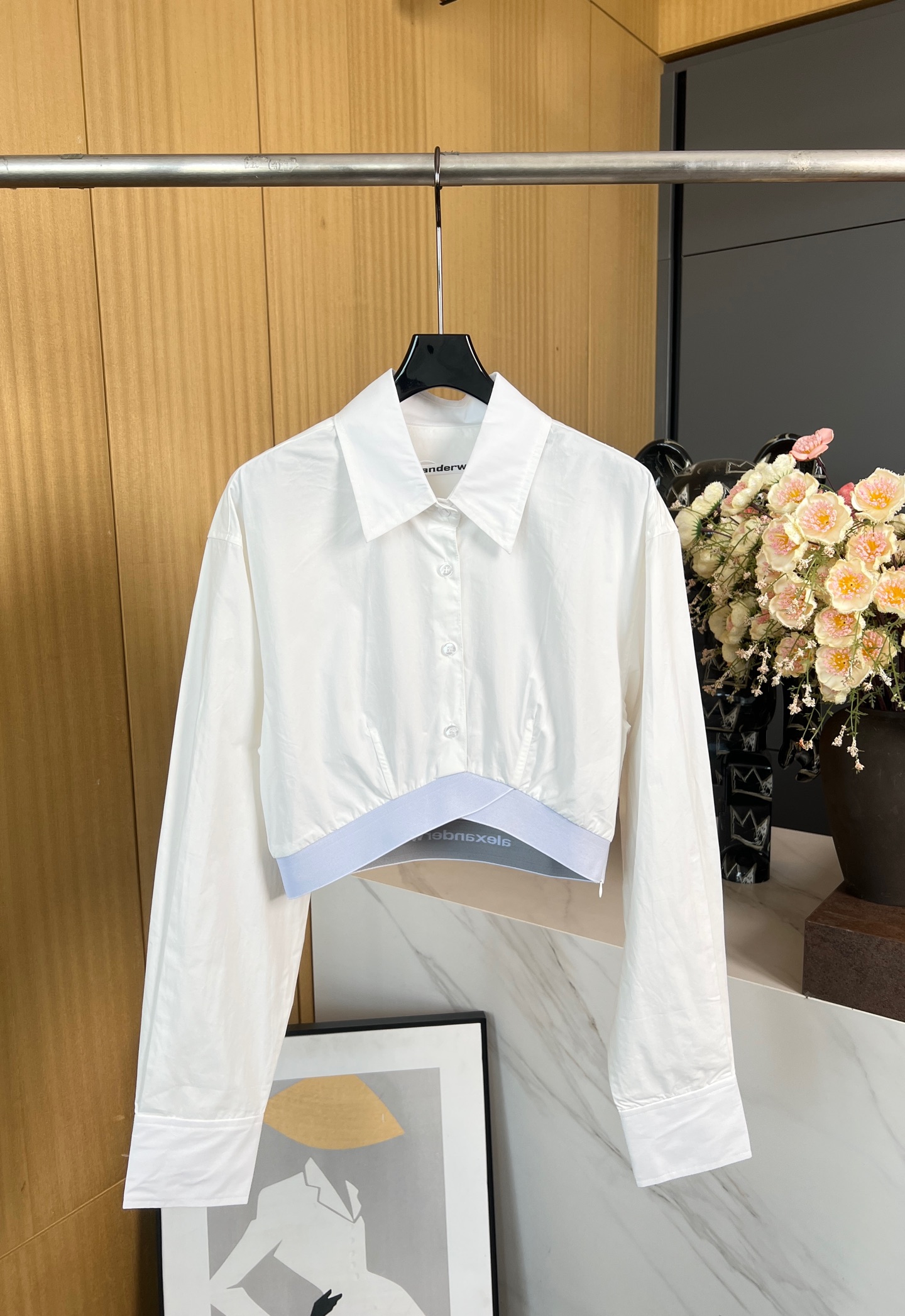 NO:308648,alexander wang Alexander wang early spring new style spliced ​​webbing short irregular shirt, spliced ​​elastic webbing hem, highlighting the advantages of slender waist, sewn logo on the back, daily casual wear is not wrong, hot girls do not lose their personality SML, alexander wang,shirts,alexander wang19860909alexander wang 亚历山大王 早春新款 拼接织带短款不规则衬衫、拼接弹力织带衣摆、突出纤腰身材优势、后侧缝制徽标 、日常休闲穿着不出错 辣妹又不失个性 码数SML,,alexander wang,shirts,alexander wang,Women's clothing