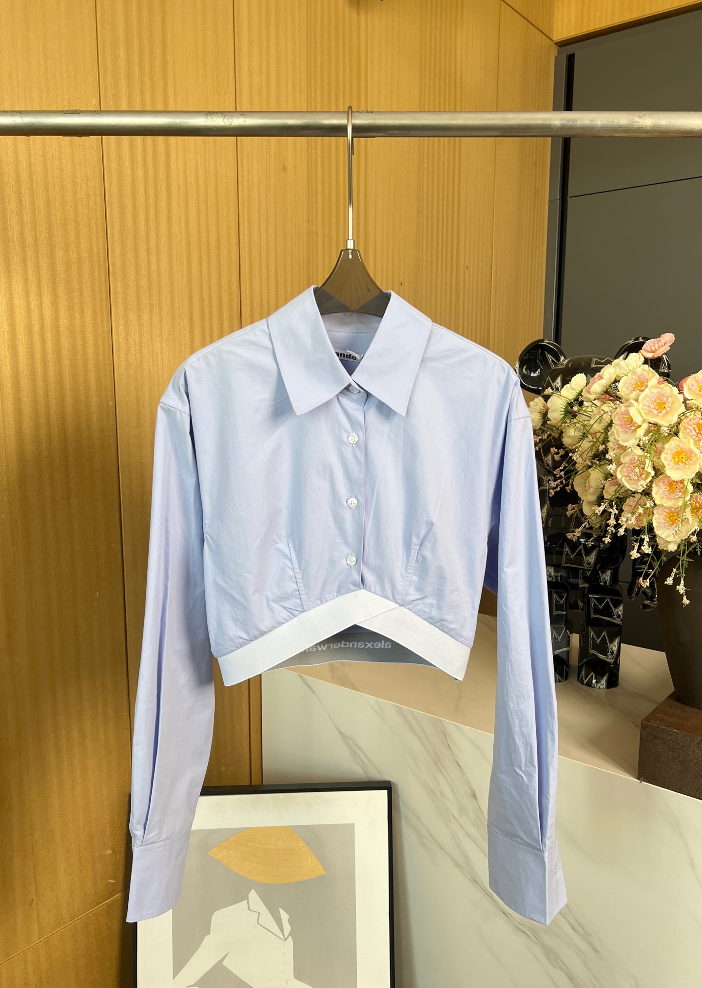 NO:313772,alexander wang Alexander wang early spring new style spliced ​​webbing short irregular shirt, spliced ​​elastic webbing hem, highlighting the advantages of slender waist, sewn logo on the back, daily casual wear is not wrong, hot girls do not lose their personality SML, alexander wang,shirts,alexander wang19860909alexander wang 亚历山大王 早春新款 拼接织带短款不规则衬衫、拼接弹力织带衣摆、突出纤腰身材优势、后侧缝制徽标 、日常休闲穿着不出错 辣妹又不失个性 码数SML,,alexander wang,shirts,alexander wang,Women's clothing