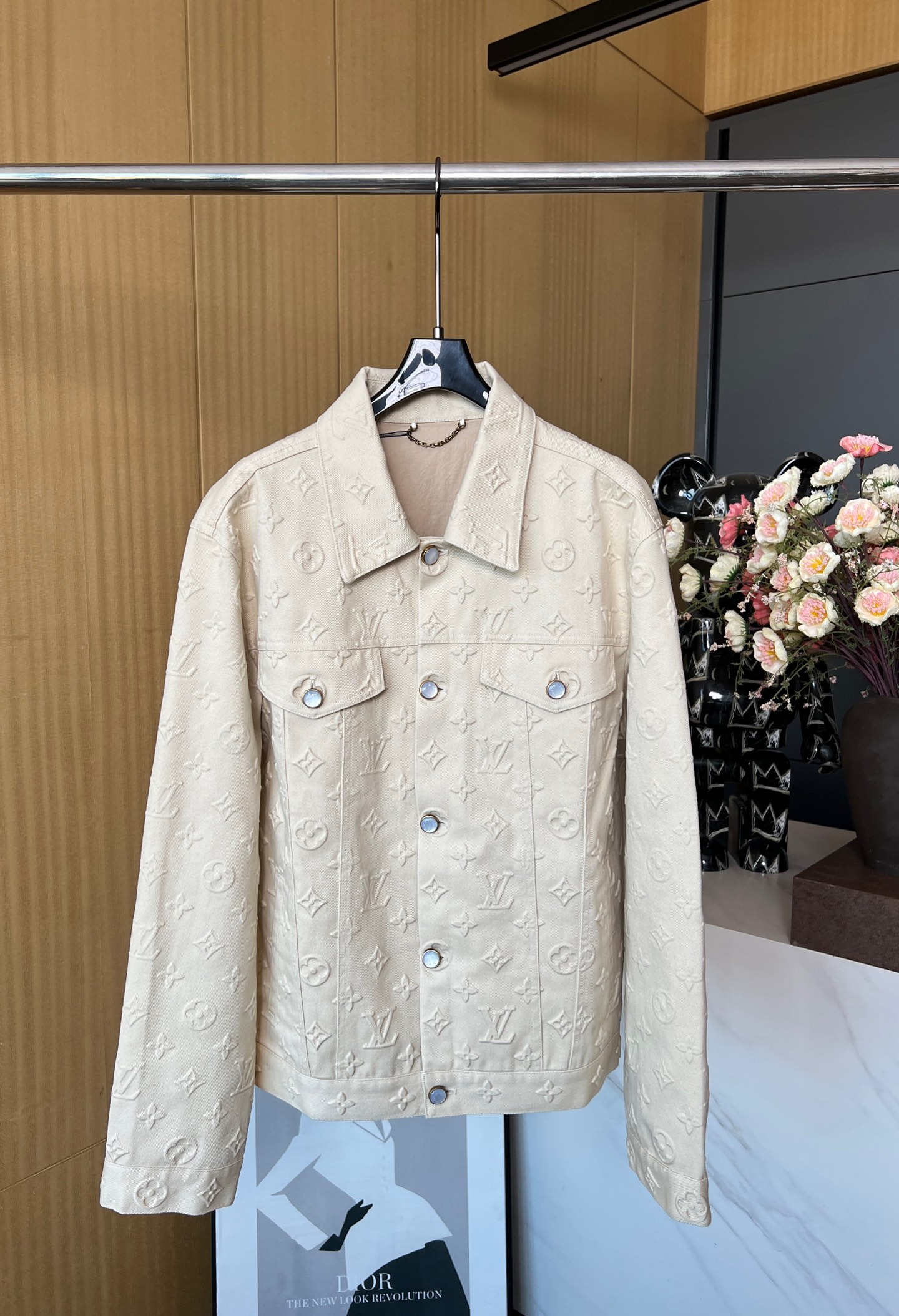 NO:307087,LOUIS VUITTON Spring and summer new model heavy industry embossed denim jacket, monogram three-dimensional embossed, classic brand logo pattern on the front and back, white lettering bead button placket opening and closing, front chest symmetrical buckle flap pocket, hem slanted pocket straight style men and women same size S M L XL,,louis vuitton,louis vuitton,jackets & coats,alexander wang19860909LOUIS VUITTON 路易 春夏新款 重工款满压花牛仔外套、满身monogram立体压纹、前后经典品牌logo花纹、白色刻字钉珠纽扣门襟开合、前胸对称系扣翻盖口袋、下摆斜插口袋 直筒版型 男女同款 码数S M L XL,,louis vuitton,louis vuitton,jackets & coats,alexander wang,Women's clothing