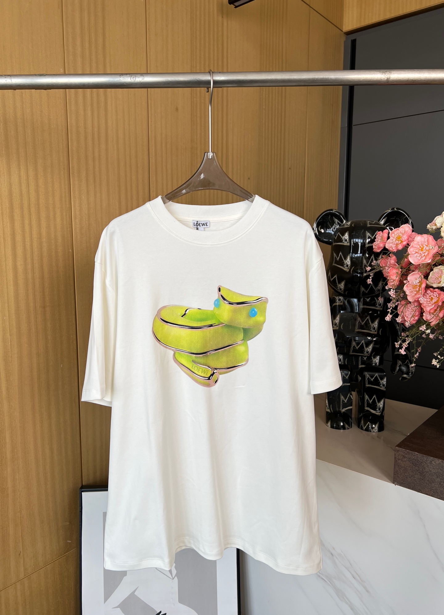 NO:312223,Loewe early spring new style snake print embroidered round neck short-sleeved T-shirt, front decorated with Chinese New Year snake print, back collar brand embroidery, casual style, same style for men and women. SML, loewe, T-shirt,tees, t-shirt,alexander wang19860909Loewe 早春新款 蛇印花刺绣圆领短袖T恤、正面饰有农历新年蛇印花、后领有品牌刺绣、休闲版型、男女同款 码数SML,,loewe,T-shirt,tees，t-shirt,alexander wang,Women's clothing