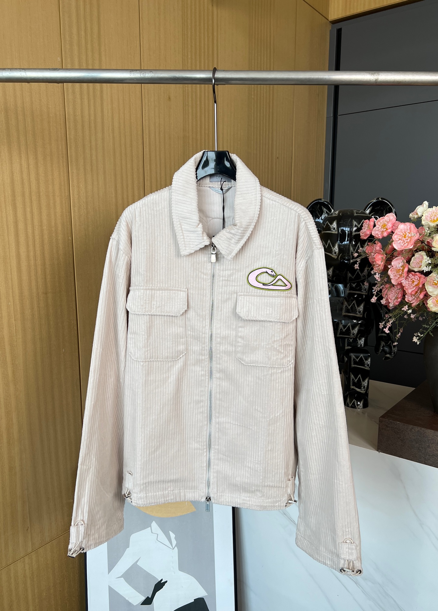 NO:307086,Dior And Kaws Co-branded Series Snake Year Limited New Early Spring Style Zipper Jacket White Cotton Blended Corduroy Jacket with Two Pink and Yellow DIOR AND KAWS Patch, Casual Style, Men and Women Same Model Number SMLXL, Dior, Jackets & Coats, Jackets & Coats, Alexander Wang19860909Dior And Kaws联名系列 蛇年限定 早春新款 拉链夹克白色棉质混纺灯芯绒外套、上面有两个粉色和黄色的 DIOR AND KAWS贴片、休闲版型、男女同款 码数SMLXL,,dior,jackets & coats,jackets & coats,alexander wang,Women's clothing