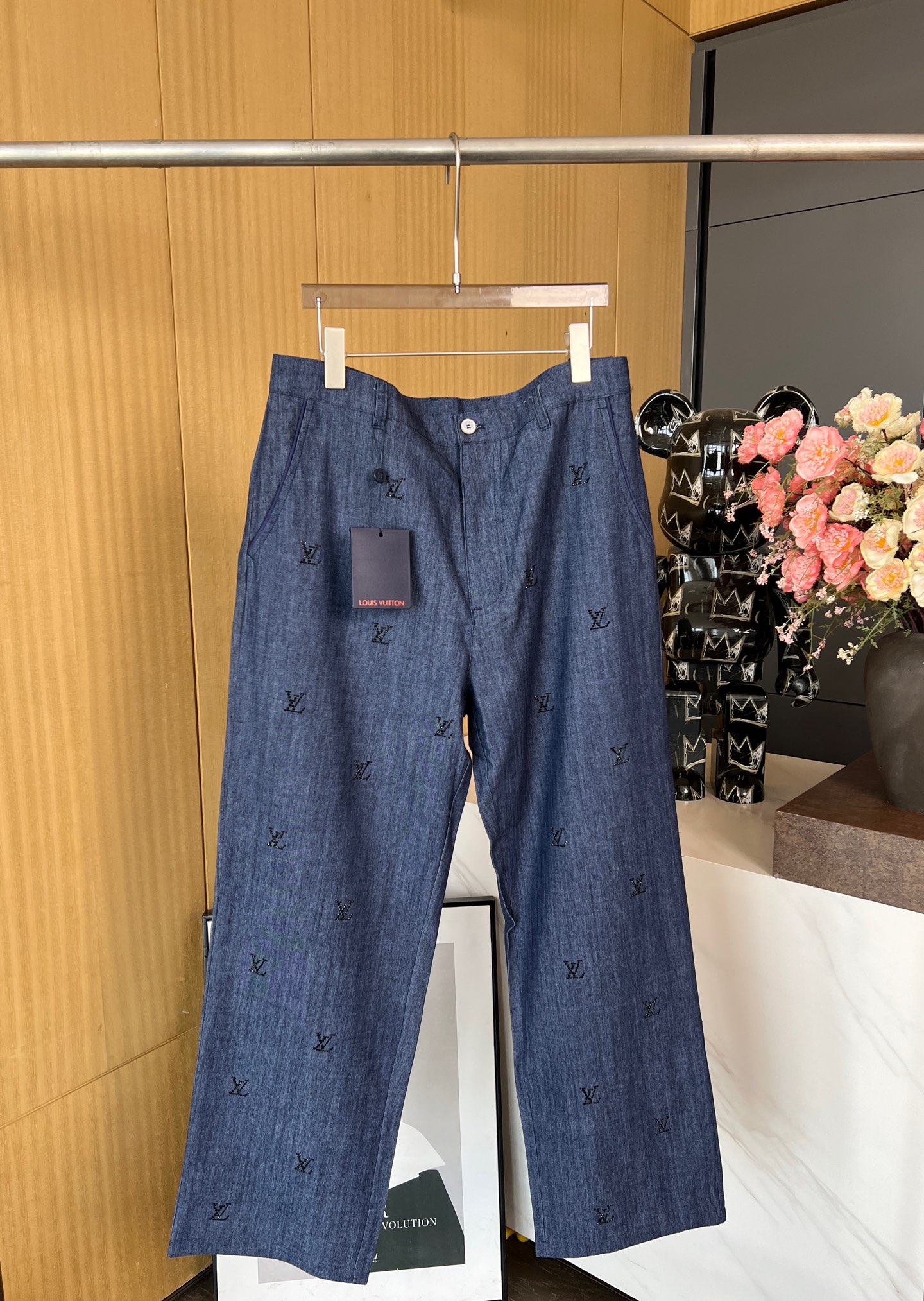 NO:307084,Men's LOUIS VUITTON Spring and summer new styles with hot diamond embellished casual trousers, LV Blason pattern diamonds, trim details and pearlescent buttons, side and back pockets embellished trim, casual style S M L XL,,louis vuitton,louis vuitton,louis vuitton,alexander wang19860909男款 LOUIS VUITTON 路易 春夏新款 烫钻点缀休闲长裤、满身LV Blason 图案小钻、镶边细节和珠光纽扣、侧袋和后袋点缀镶边、休闲版型 码数S M L XL,,louis vuitton,louis vuitton,louis vuitton,alexander wang,Women's clothing