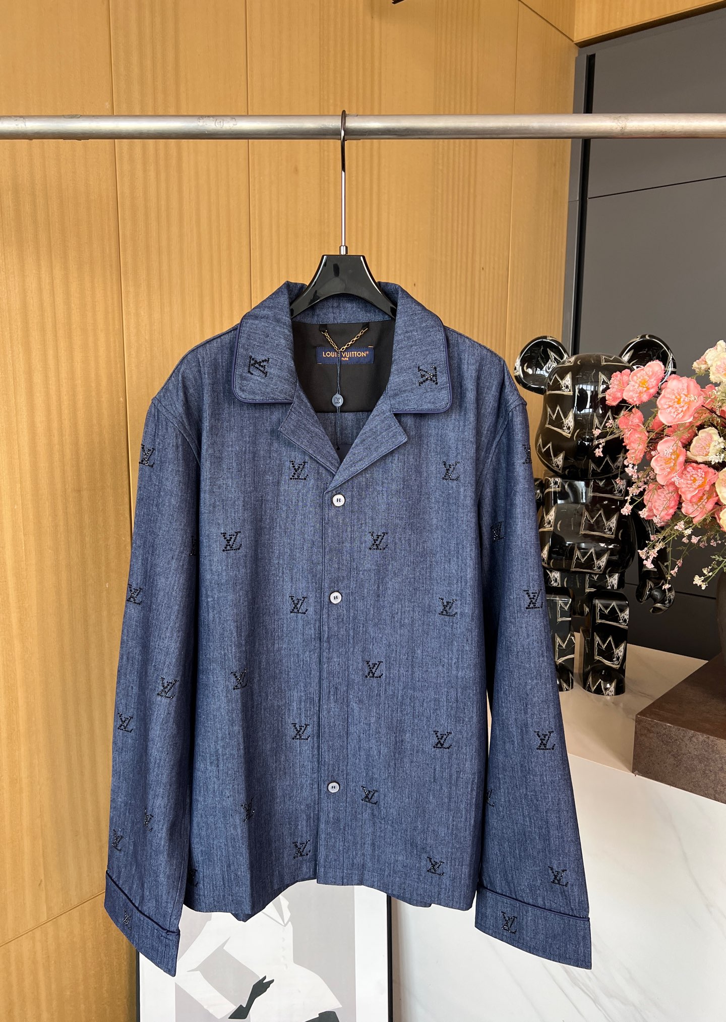 NO:307082,LOUIS VUITTON New spring and summer cotton pajama shirt Full-frame LV Blason pattern diamonds, edging and collar lit up in detail, pearlescent buttons and closure placket casual style S M L XL,,louis vuitton,louis vuitton,louis vuitton,louis vuitton,shirts,alexander wang19860909LOUIS VUITTON 路易 春夏新款 棉睡衣式衬衫 全幅 LV Blason 图案小钻、镶边和开领点亮考究细节、珠光纽扣开合门襟 休闲版型 码数 S M L XL,,louis vuitton,louis vuitton,louis vuitton,shirts,alexander wang,Women's clothing