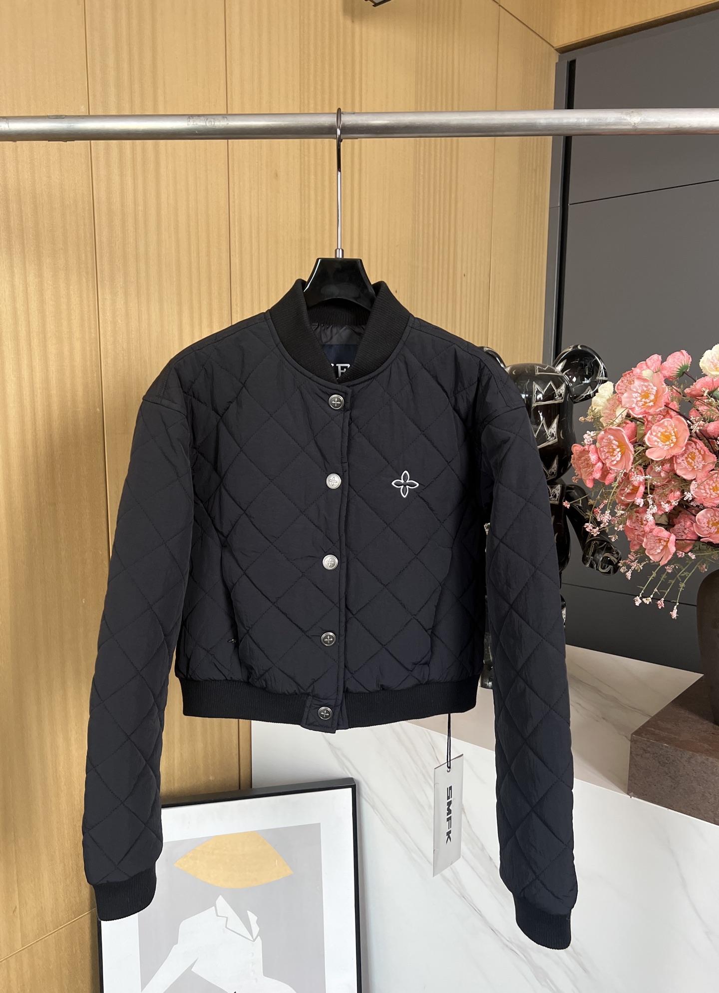 NO:320429,SMFK early spring new style compass badge stand collar retro cotton jacket, placket with retro baseball jacket iconic ring metal snap button, left chest embroidered SMFK cross flower micro stamp, middle embroidered cross flower black and white color back flag, casual style SML, jackets & coats,alexander wang19860909SMFK 早春新款 罗盘徽章立领复古棉服、门襟采用复古棒球夹克标志性的圆环金属按扣、左胸口刺绣SMFK十字花微章、背面中部刺绣十字花黑白套色背旗、休闲版型 码数SML,,jackets & coats,alexander wang,Women's clothing