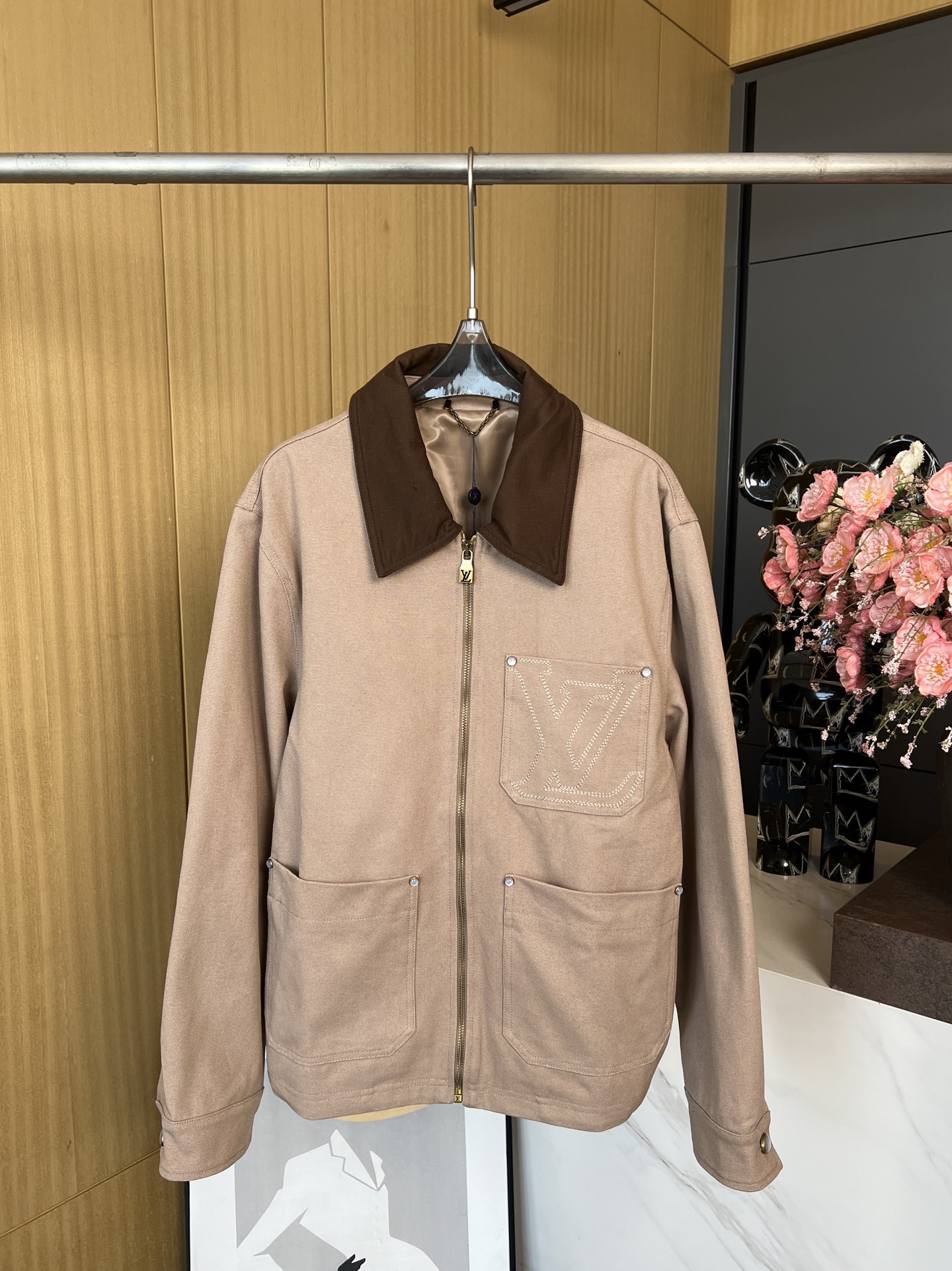 NO:313777,Louis Vuitto*n Louis early spring new style work pocket canvas jacket, chest pocket embroidered I letters, rear center embellishment Damier nubonic label, casual style SMLXL,,louis vuitton,louis vuitton,jackets & coats,jackets & coats,alexander wang19860909Louis Vuitto*n 路易 早春新款 工装口袋帆布夹克外套、胸袋刺绣I字母、后部中央点缀 Damier 正绒面革标签、休闲版型 码数SMLXL,,louis vuitton,louis vuitton,jackets & coats,jackets & coats,alexander wang,Women's clothing