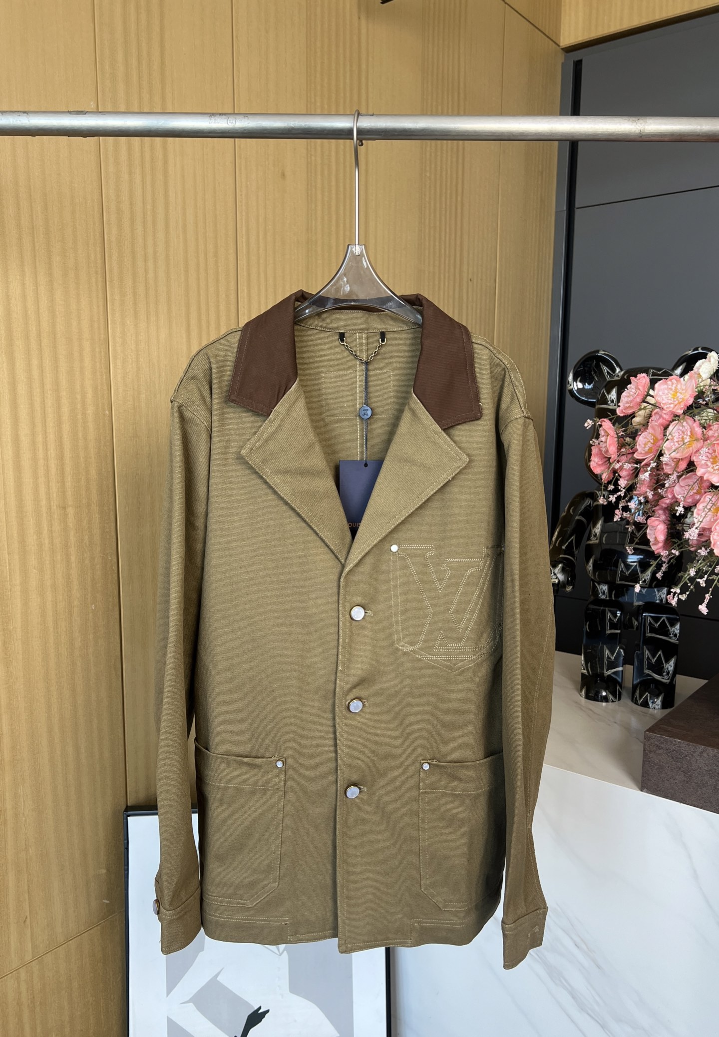 NO:313779,Louis Vuitto*n Louis early spring new style solid color logo printed single-breasted long-sleeved jacket jacket, tundravel chest pocket embellishment [letter embroidery, Damier nubonic label at the back, casual style SMLXL,,louis vuitton,louis vuitton,jackets & coats,jackets & coats,alexander wang19860909Louis Vuitto*n 路易 早春新款 纯色Logo印花单排扣长袖夹克外套,错视胸袋点缀[字母刺绣,后部配有 Damier 正绒面革标签、休闲版型 码数SMLXL,,louis vuitton,louis vuitton,jackets & coats,jackets & coats,alexander wang,Women's clothing