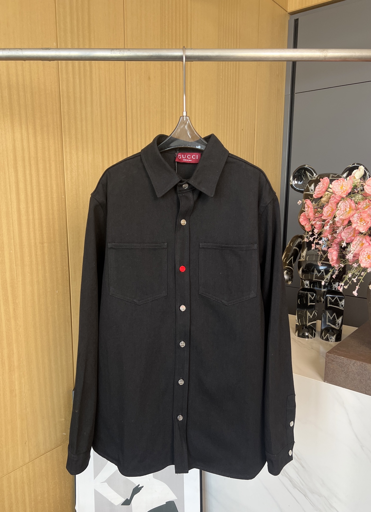 NO:313788,Gucci New early spring style with diamond denim shirt jacket, Gucci engraved enamel red buttons, crystal Gucci embroidery on the back, casual style SMLXL, gucci, jackets & coats,shirts,alexander wang19860909Gucci 早春新款 烫钻牛仔衬衫外套、Gucci刻花珐琅红色纽扣、背面饰有水晶Gucci刺绣、休闲版型 码数SMLXL,,gucci,jackets & coats,shirts,alexander wang,Women's clothing