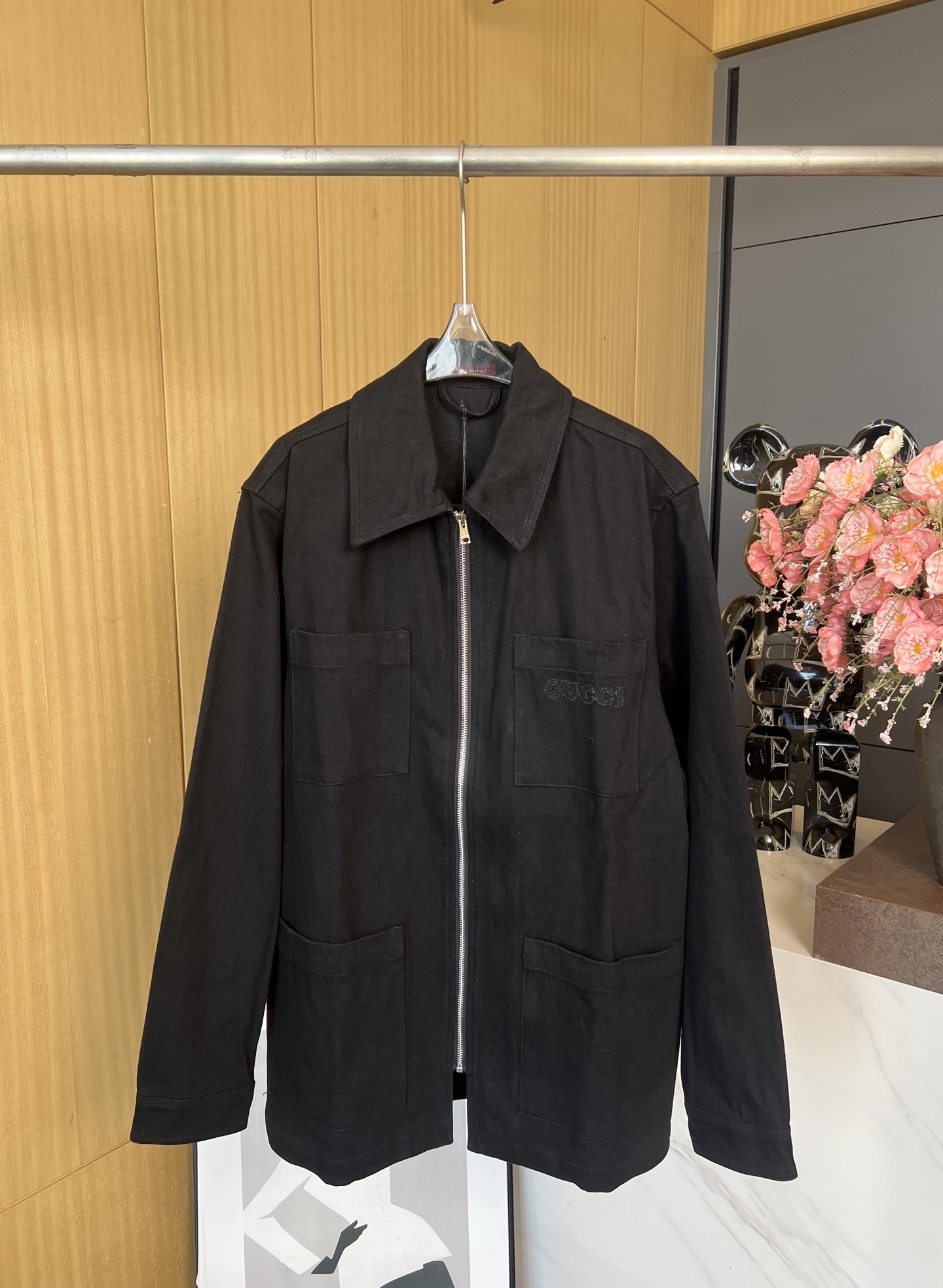 NO:313792,Gucci New early spring style with a zippered denim shirt jacket with Gucci embroidery on the front and a brightly slim-slim Gucci embroidery on the back and a casual style SMLXL, gucci, jackets & coats,shirts,alexander wang19860909Gucci 早春新款 烫钻翻领牛仔拉链衬衫外套、正面饰有Gucci刺绣、背面饰有亮眼烫钻Gucci刺绣、休闲版型 码数SMLXL,,gucci,jackets & coats,shirts,alexander wang,Women's clothing