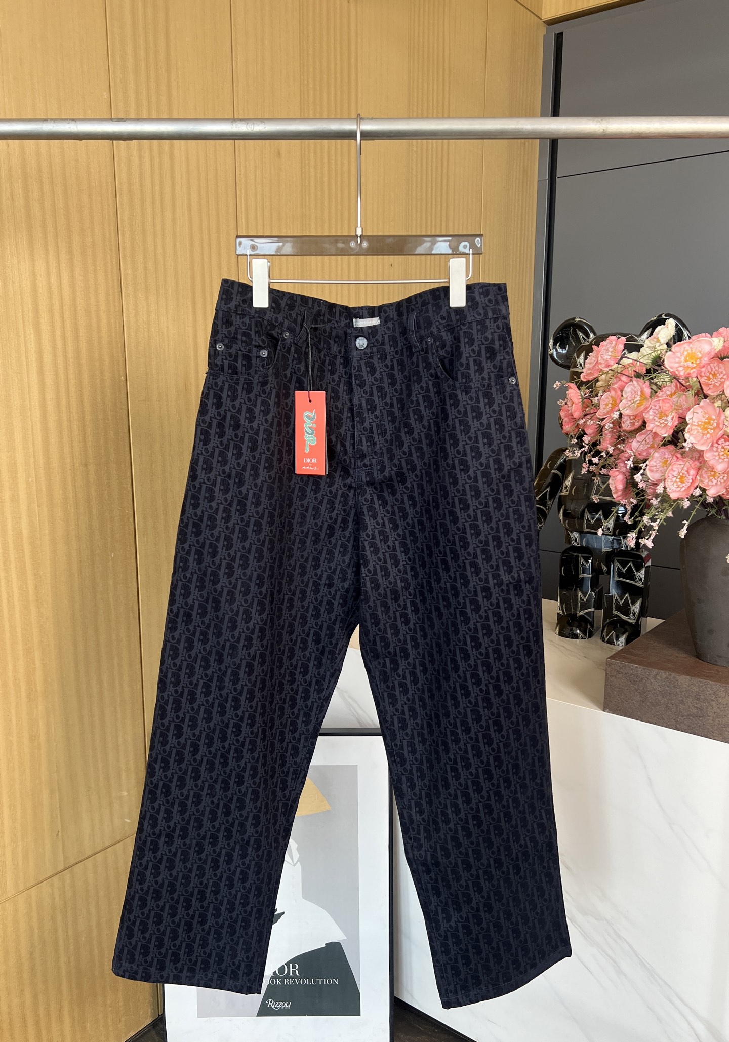 NO:316061,Men's Dior 25 Snake Year Limited Cotton denim trousers, classic presbyterian reinterpretation, light flocking effect three-dimensional pattern, low-key dark wash design style, snake-shaped pattern under the back pocket to form brand letters Casual style S M L XL,,dior,alexander wang19860909男款 Dior 25蛇年限定 棉质牛仔布长裤、满身经典老花重新诠释、轻微植绒效果立体图案、低调深色洗水设计风格、后袋下方蛇形图案构成品牌字母 休闲版型 码数S M L XL,,dior,alexander wang,Women's clothing