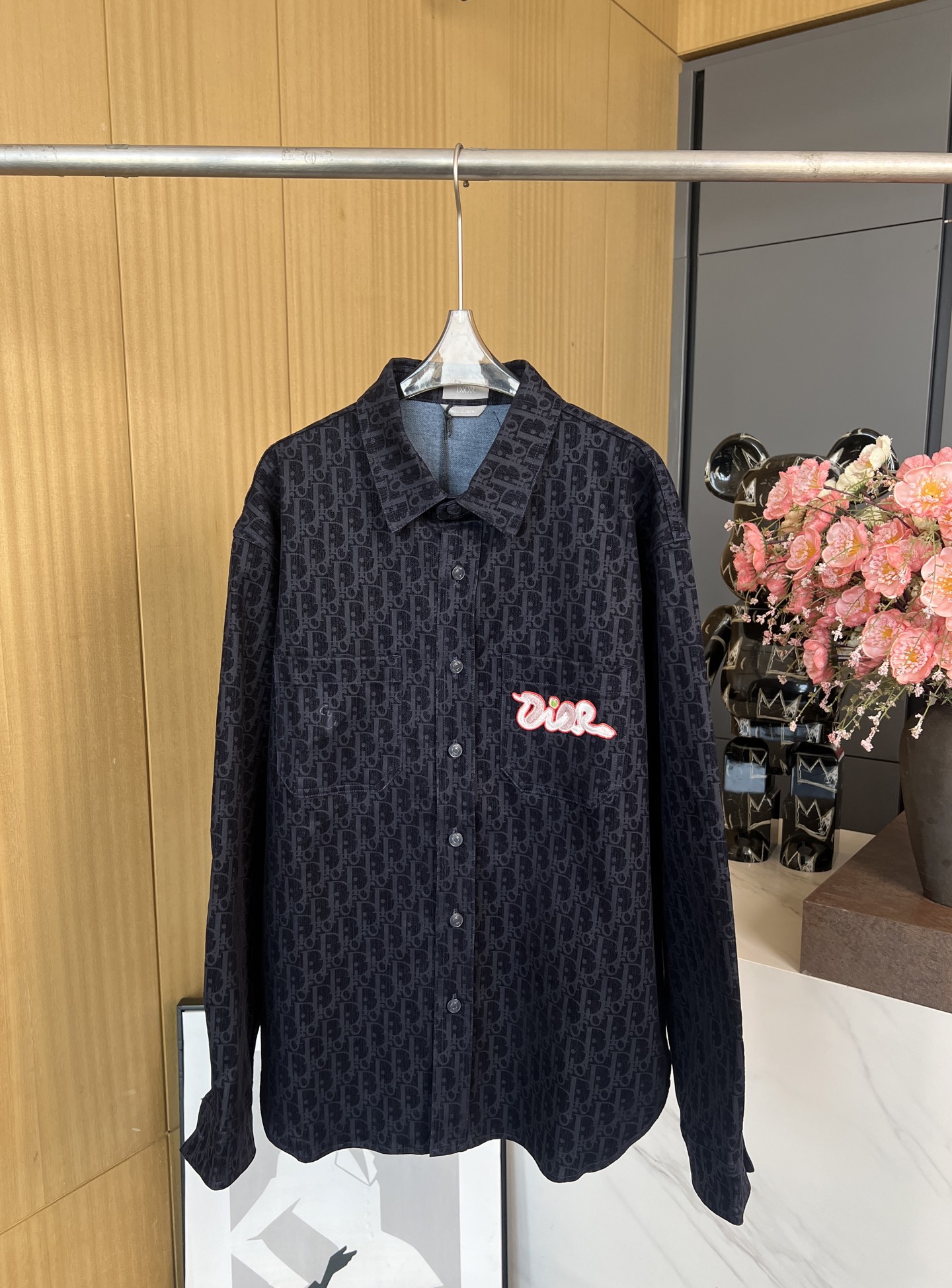 NO:316062,Dior early spring new model, 25-year limited edition cotton denim shirt jacket, classic presbyterian reinterpretation, snake-shaped pattern in the pocket to form brand letters, light flocking effect three-dimensional pattern, low-key dark wash design style, classic style, same style for men and women S M L XL,,dior, jackets & coats,alexander wang19860909Dior 早春新款 25蛇年限定 棉质牛仔衬衣外套、满身经典老花重新诠释、口袋处蛇形图案构成品牌字母、轻微植绒效果立体图案、低调深色洗水设计风格、经典版型 男女同款 码数S M L XL,,dior,jackets & coats,alexander wang,Women's clothing