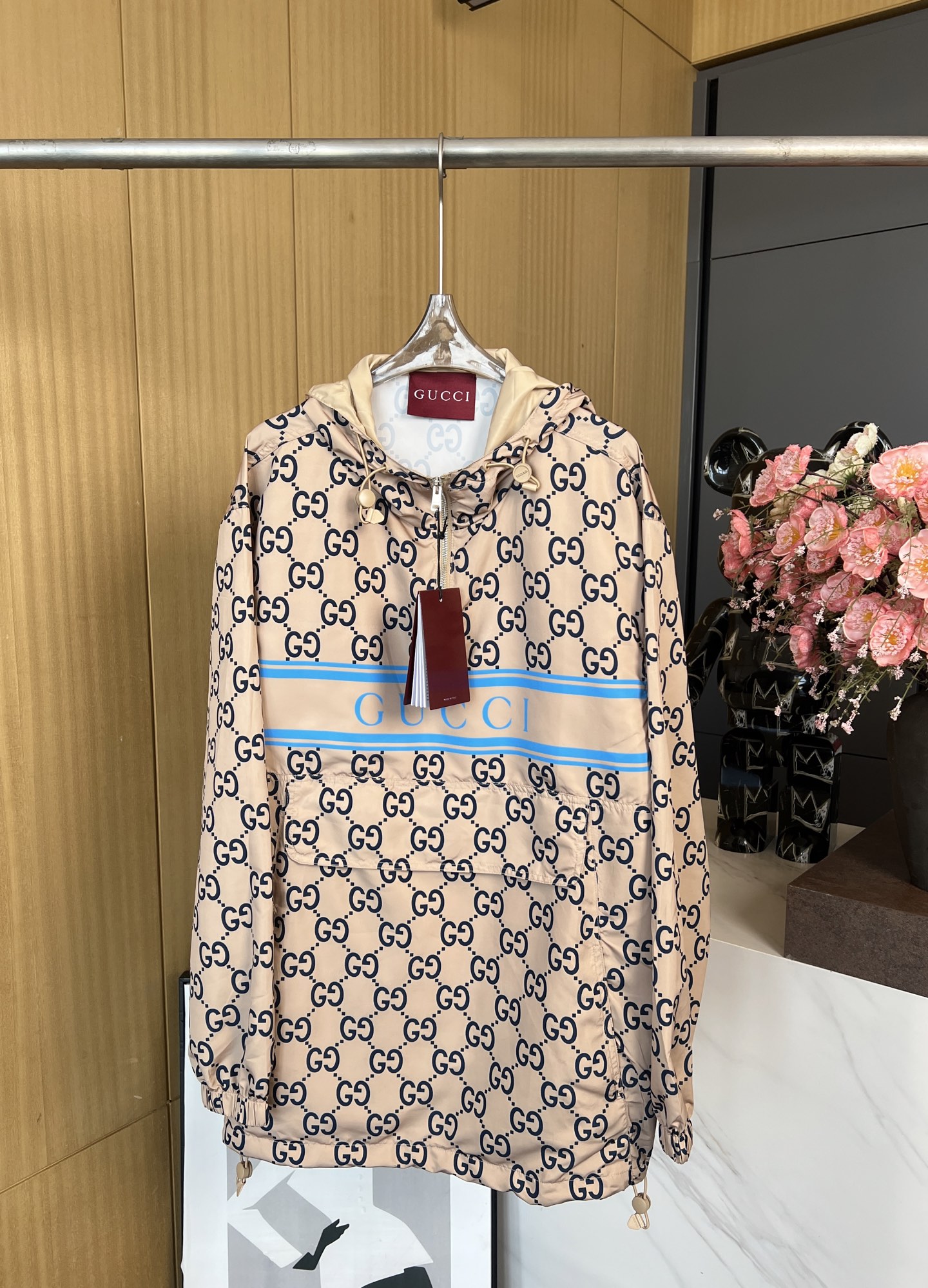 NO:316068,Gucci Spring and Summer New Style Loose Hooded Long Sleeve Jacket, Classic Double G Interlocking Pattern, Front Embellishment Brand Logo, Hassel-style Open-Close Flying, Straight Cut Style, Not Picky, Men and Women's Same Model Number S M L XL,,gucci, Jackets & Coats,hats,alexander Wang19860909Gucci 春夏新款 宽松连帽长袖外套、满身经典双g互扣花纹、正面点缀品牌logo、半拉链式开合门襟、直筒剪裁版型、不挑人穿、男女同款 码数S M L XL,,gucci,jackets & coats,hats,alexander wang,Women's clothing
