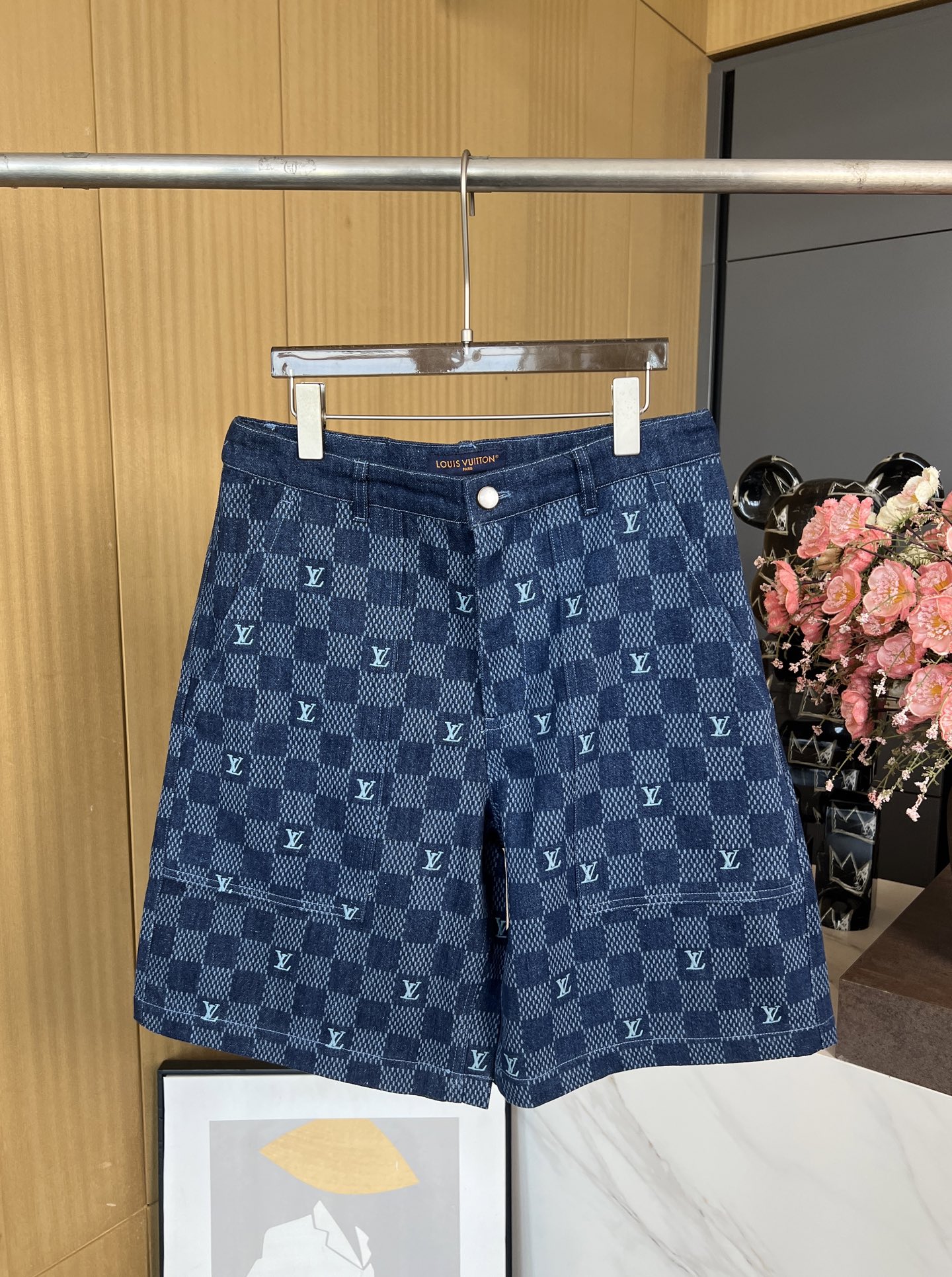 NO:316074,Men's Louis Vuitto*n Louis Early Spring New Embroidery Logo Print Short Sleeve Casual Denim shirt, Full Damier Print and LV Letter Embroidery, Gaston Suede Logo, Casual Style SMLXL,,louis vuitton,louis vuitton,louis vuitton,shirts,T-shirt,alexander wang19860909男款 Louis Vuitto*n 路易 早春新款 刺绣标识印花短袖休闲牛仔衬衫、全幅 Damier 印花和LV 字母刺绣、后部 Gaston 绒面标识、休闲版型 码数SMLXL,,louis vuitton,louis vuitton,louis vuitton,shirts,T-shirt,alexander wang,Women's clothing