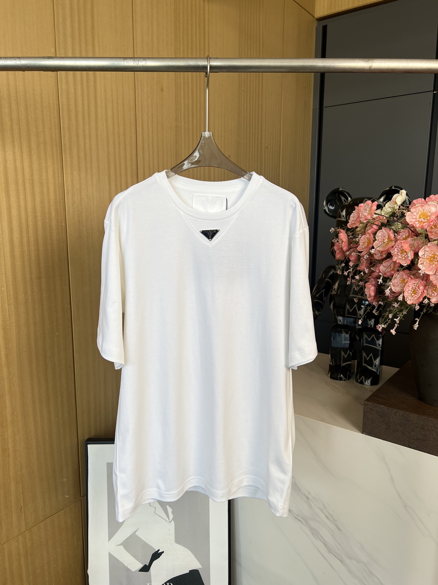 NO:316069,Prada Spring and Summer New Style Collar Logo Cotton Round Neck Short-Sleeve T-shirt, adopts heart-shaped triangle craftsmanship, with medium metal triangle brand, the overall simple and low-key, casual style, same style for men and women. MLXLXXL,,prada, T-shirt,tees, t-shirt,alexander wang19860909Prada 春夏新款 领口徽标棉质圆领短袖T恤、采用心形三角工艺,订有中号金属三角牌,整体比较简约低调、休闲版型、男女同款 码数MLXLXXL,,prada,T-shirt,tees，t-shirt,alexander wang,Women's clothing