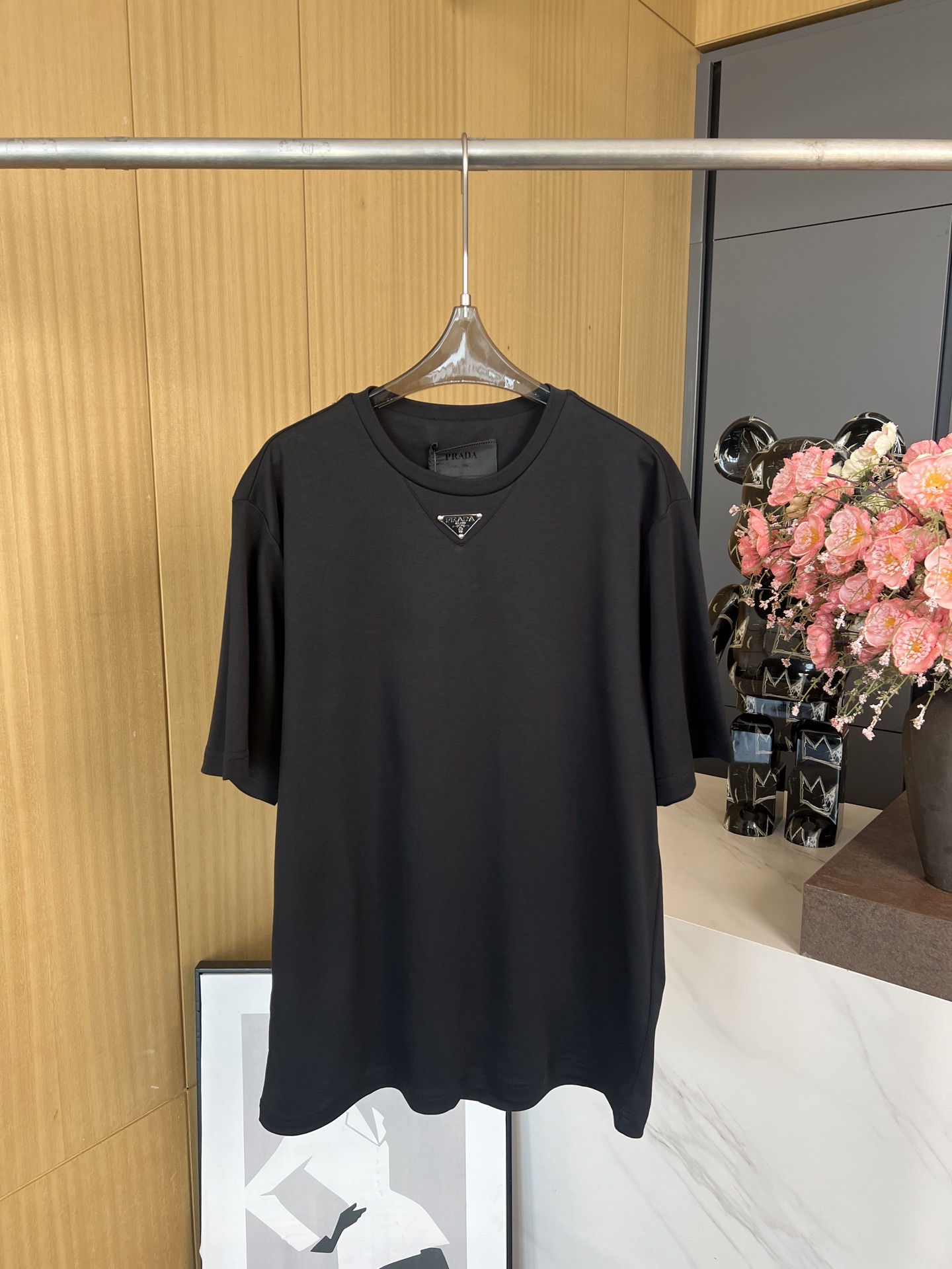 NO:316072,Prada Spring and Summer New Style Collar Logo Cotton Round Neck Short-Sleeve T-shirt, adopts heart-shaped triangle craftsmanship, with medium metal triangle brand, the overall simple and low-key, casual style, same style for men and women. MLXLXXL,,prada, T-shirt,tees, t-shirt,alexander wang19860909Prada 春夏新款 领口徽标棉质圆领短袖T恤、采用心形三角工艺,订有中号金属三角牌,整体比较简约低调、休闲版型、男女同款 码数MLXLXXL,,prada,T-shirt,tees，t-shirt,alexander wang,Women's clothing