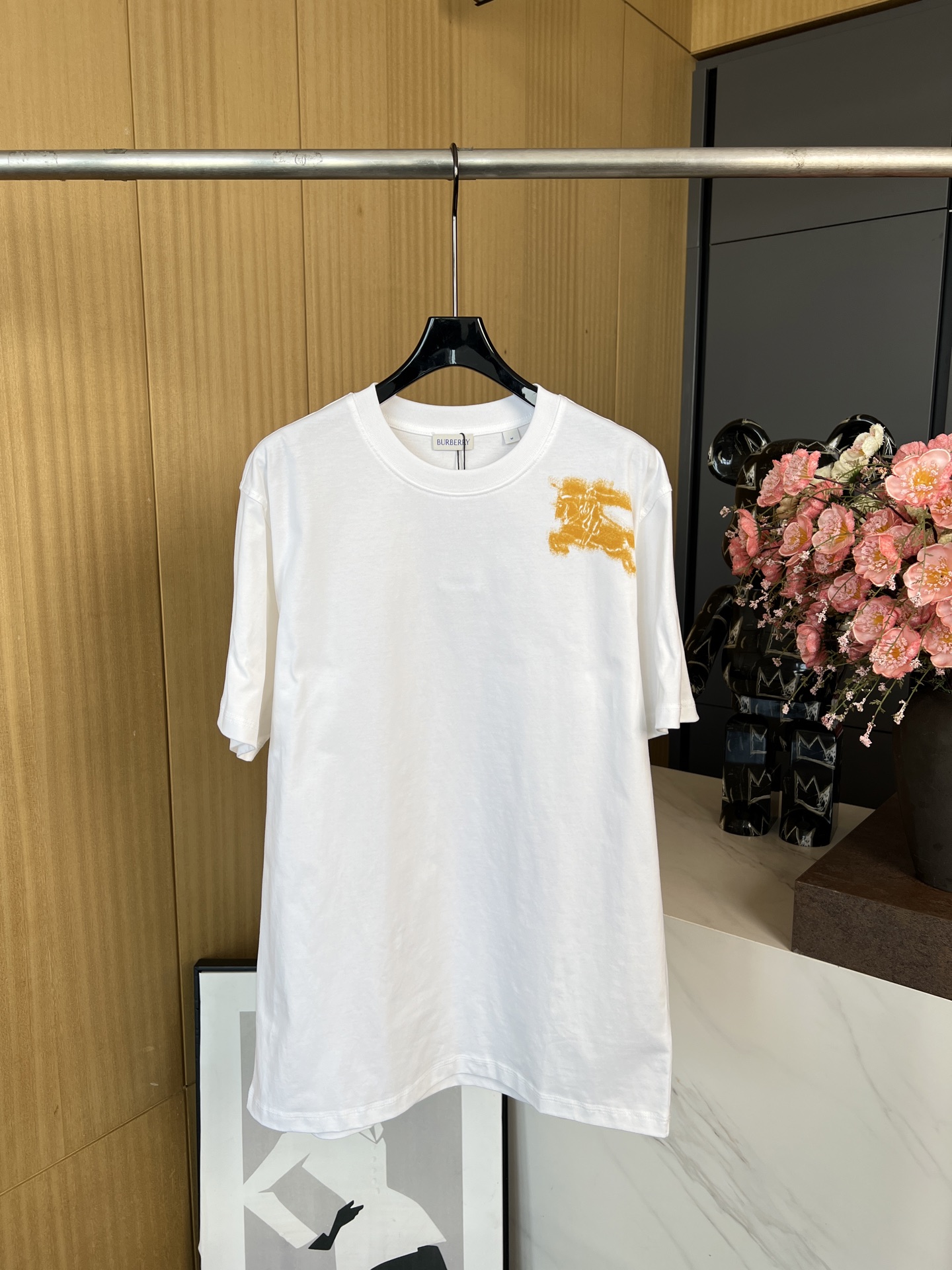 NO:316078,BURBERRY Spring and Summer New Equestrian Knight Logo Printed Cotton Short-sleeved T-shirt, Equestrian Knight Logo (EKD) and Burberry Logo presented in decorative silk screen printing, in graffiti art style, casual style, male and female style. MLXLXXL, burberry, T-shirt,tees, t-shirt,alexander wang19860909BURBERRY 春夏新款 马术骑士徽标印花棉质短袖T恤、装饰丝网印花工艺呈现的马术骑土徽标(EKD）和 Burberry 徽标,以涂鸦艺术风格、休闲版型、男女同款 码数MLXLXXL,,burberry,T-shirt,tees，t-shirt,alexander wang,Women's clothing