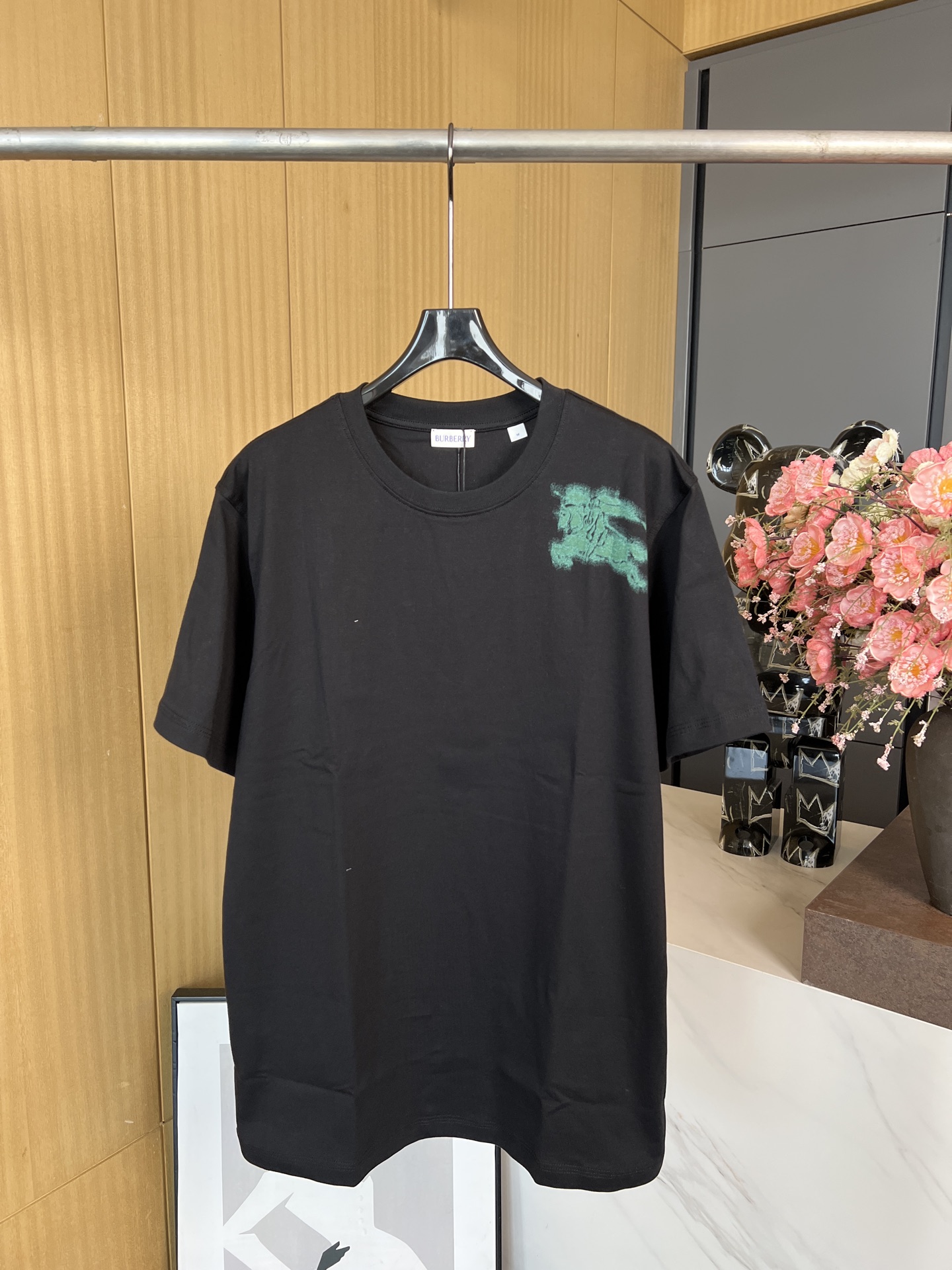 NO:316081,BURBERRY Spring and Summer New Equestrian Knight Logo Printed Cotton Short-sleeved T-shirt, Equestrian Knight Logo (EKD) and Burberry Logo presented in decorative silk screen printing, in graffiti art style, casual style, same style as men and women. MLXLXXL, burberry, T-shirt,tees, t-shirt,alexander wang19860909BURBERRY 春夏新款 马术骑士徽标印花棉质短袖T恤、装饰丝网印花工艺呈现的马术骑土徽标(EKD）和 Burberry 徽标,以涂鸦艺术风格、休闲版型、男女同款 码数MLXLXXL,,burberry,T-shirt,tees，t-shirt,alexander wang,Women's clothing