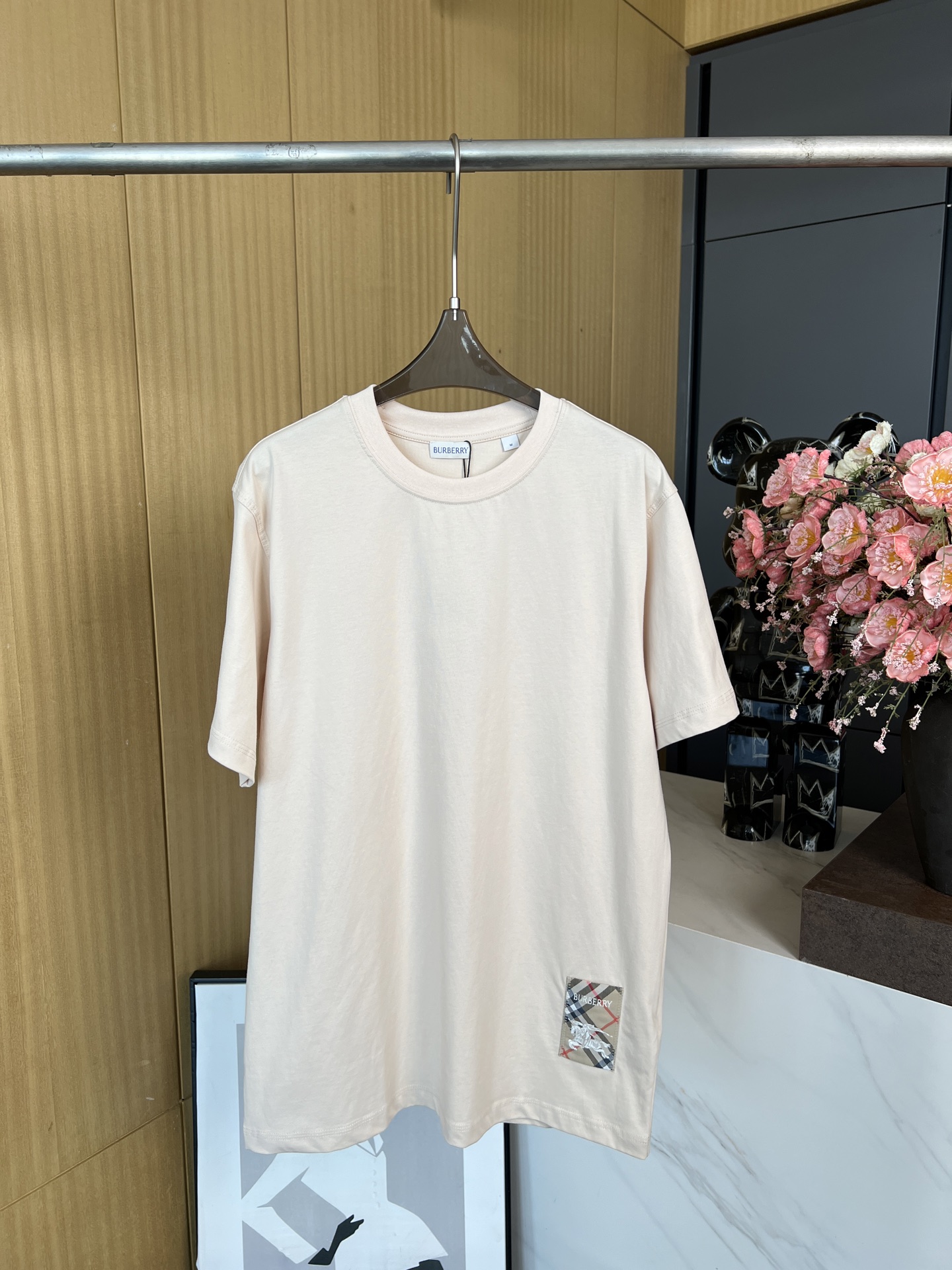 NO:316070,Burberry Spring and Summer New Style Check Label Cotton T-shirt, decorative decal cleverly blends worsted Burberry check, brand logo and equestrian knight logo, Burberry check label decal on the front, casual style, same style for men and women Size MLXLXXL,,burberry,alexander wang19860909Burberry 春夏新款 格纹标签棉质 T 恤、饰牌贴花巧妙融合精纺 Burberry 格纹、品牌徽标和马术骑士徽标、正面饰有 Burberry 格纹标签贴花、休闲版型、男女同款 码数MLXLXXL,,burberry,alexander wang,Women's clothing
