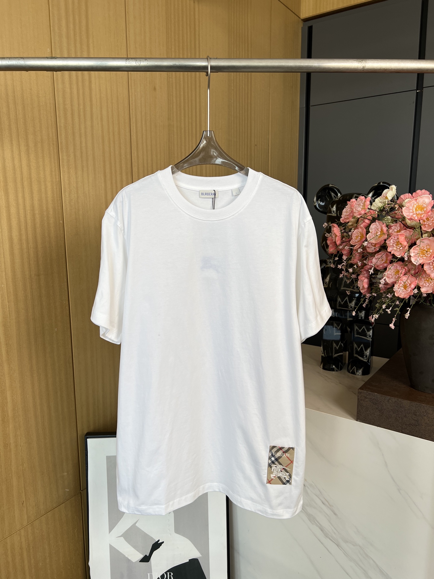 NO:316073,Burberry Spring and Summer New Style Check Label Cotton T-shirt, decorative decal cleverly blends worsted Burberry check, brand logo and equestrian knight logo, Burberry check label decal on the front, casual style, same style for men and women Size MLXLXXL,,burberry,alexander wang19860909Burberry 春夏新款 格纹标签棉质 T 恤、饰牌贴花巧妙融合精纺 Burberry 格纹、品牌徽标和马术骑士徽标、正面饰有 Burberry 格纹标签贴花、休闲版型、男女同款 码数MLXLXXL,,burberry,alexander wang,Women's clothing