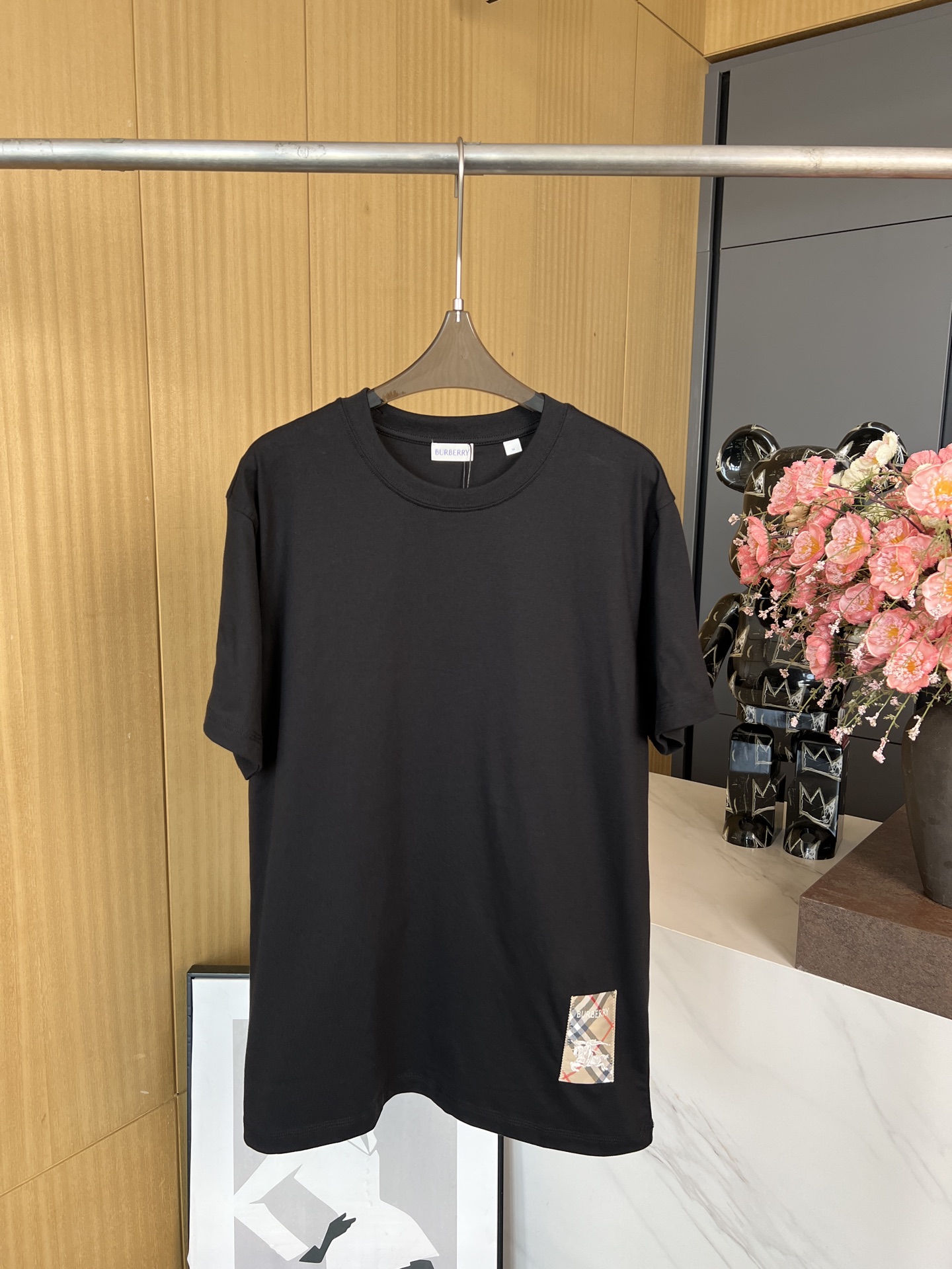 NO:316076,Burberry Spring and Summer New Style Check Label Cotton T-shirt, decorative decal cleverly blends worsted Burberry check, brand logo and equestrian knight logo, Burberry check label decal on the front, casual style, same style for men and women Size MLXLXXL,,burberry,alexander wang19860909Burberry 春夏新款 格纹标签棉质 T 恤、饰牌贴花巧妙融合精纺 Burberry 格纹、品牌徽标和马术骑士徽标、正面饰有 Burberry 格纹标签贴花、休闲版型、男女同款 码数MLXLXXL,,burberry,alexander wang,Women's clothing