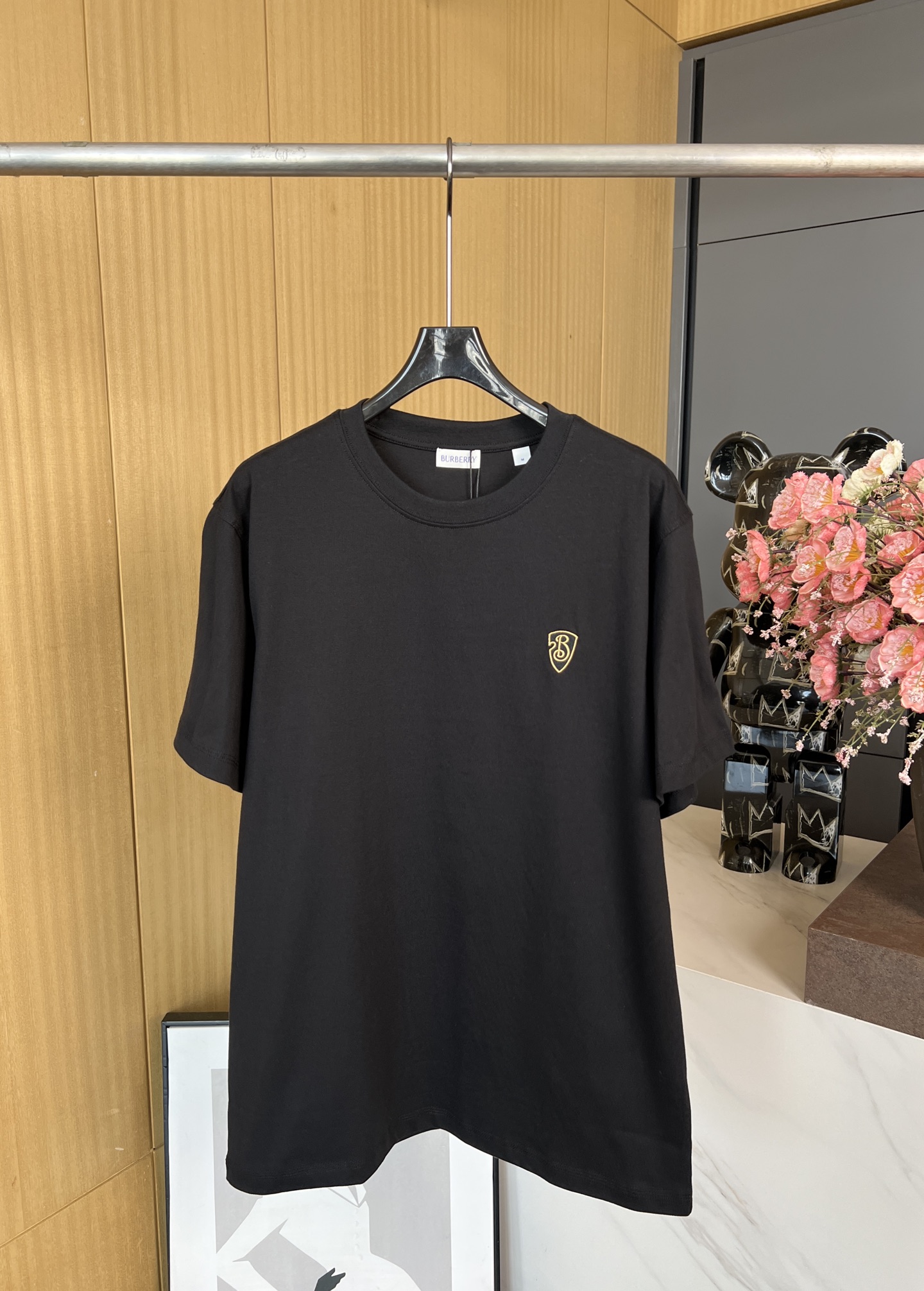 NO:316662,Burberry spring and summer new round neck embroidered cotton T-shirt, front chest with B-shaped shield embroidery, ribbed knit neckline, casual style. MLXLXXL,,burberry,alexander wang19860909Burberry 春夏新款 圆领刺绣棉质 T 恤、前胸饰有 B 字型盾牌刺绣、罗纹针织领口、休闲版型 码数MLXLXXL,,burberry,alexander wang,Women's clothing
