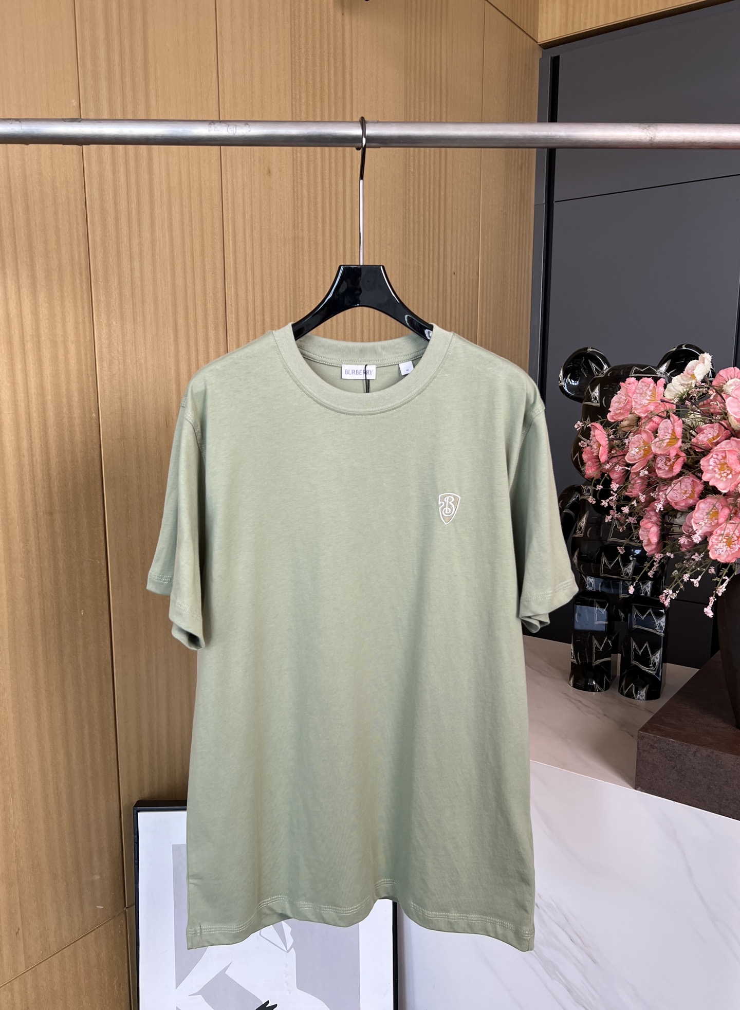 NO:316665,Burberry spring and summer new round neck embroidered cotton T-shirt, front chest with B-shaped shield embroidery, ribbed knit neckline, casual style. MLXLXXL,,burberry,alexander wang19860909Burberry 春夏新款 圆领刺绣棉质 T 恤、前胸饰有 B 字型盾牌刺绣、罗纹针织领口、休闲版型 码数MLXLXXL,,burberry,alexander wang,Women's clothing