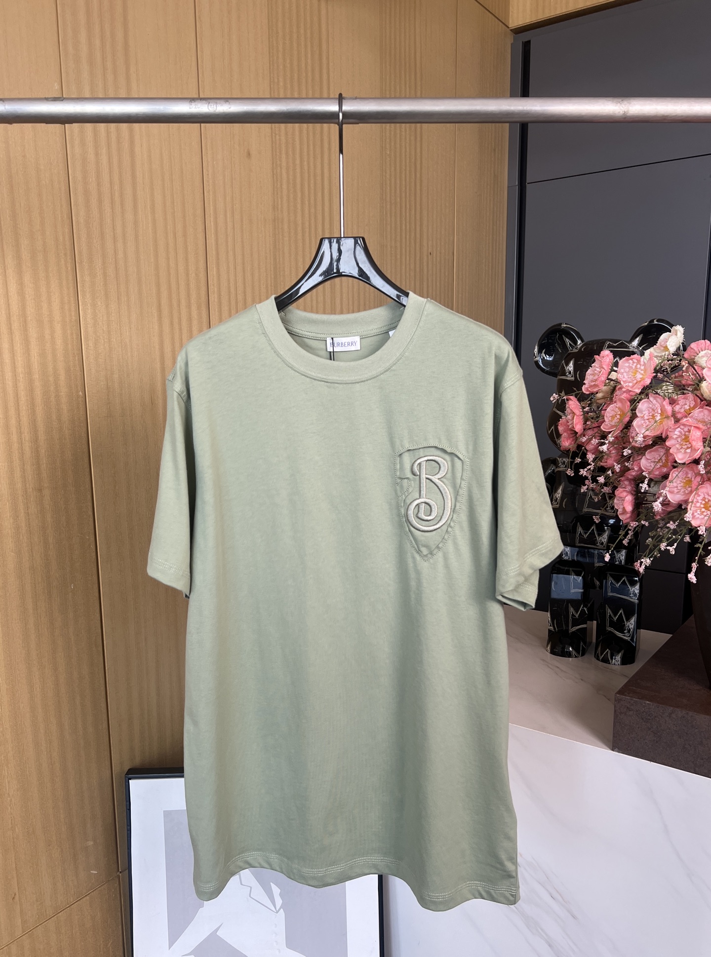 NO:316664,BURBERRY Spring and Summer New Style Logo B-shield pattern short-sleeved T-shirt, front chest with B-shaped shield embroidery, ribbed knitted neckline, casual style Number MLXLXXL, burberry, T-shirt,tees, t-shirt,alexander wang19860909BURBERRY 春夏新款 徽标B盾图案短袖T恤、前胸饰有 B 字型盾牌刺绣、罗纹针织领口、休闲版型 码数MLXLXXL,,burberry,T-shirt,tees，t-shirt,alexander wang,Women's clothing