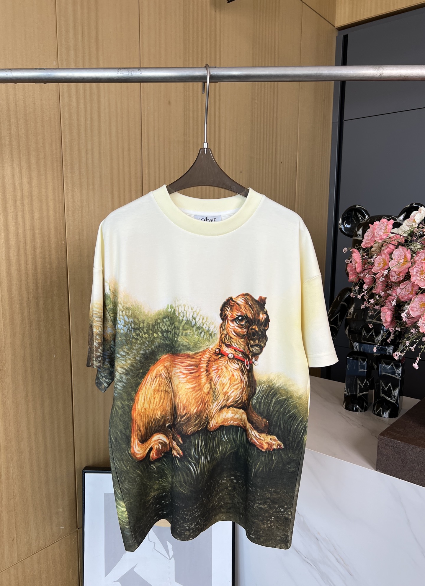 NO:316064,Loewe Spring and Summer New Cotton-blend Jersey Puppy Pattern Round Neck Short Sleeve T-shirt, Full-body Printed Grass Brussels Griffin, Back Collar Embroidery Ribbed Cuffs and Hem, Casual Style SMLXL, Loewe, T-shirt,tees, t-shirt,alexander wang19860909Loewe 春夏新款 棉混纺平纹针织小狗图案圆领短袖T恤、全身印花草丛小布鲁塞尔格里芬犬、后背领口饰有品牌标识刺绣 罗纹袖口和下摆、休闲版型 码数SMLXL,,loewe,T-shirt,tees，t-shirt,alexander wang,Women's clothing