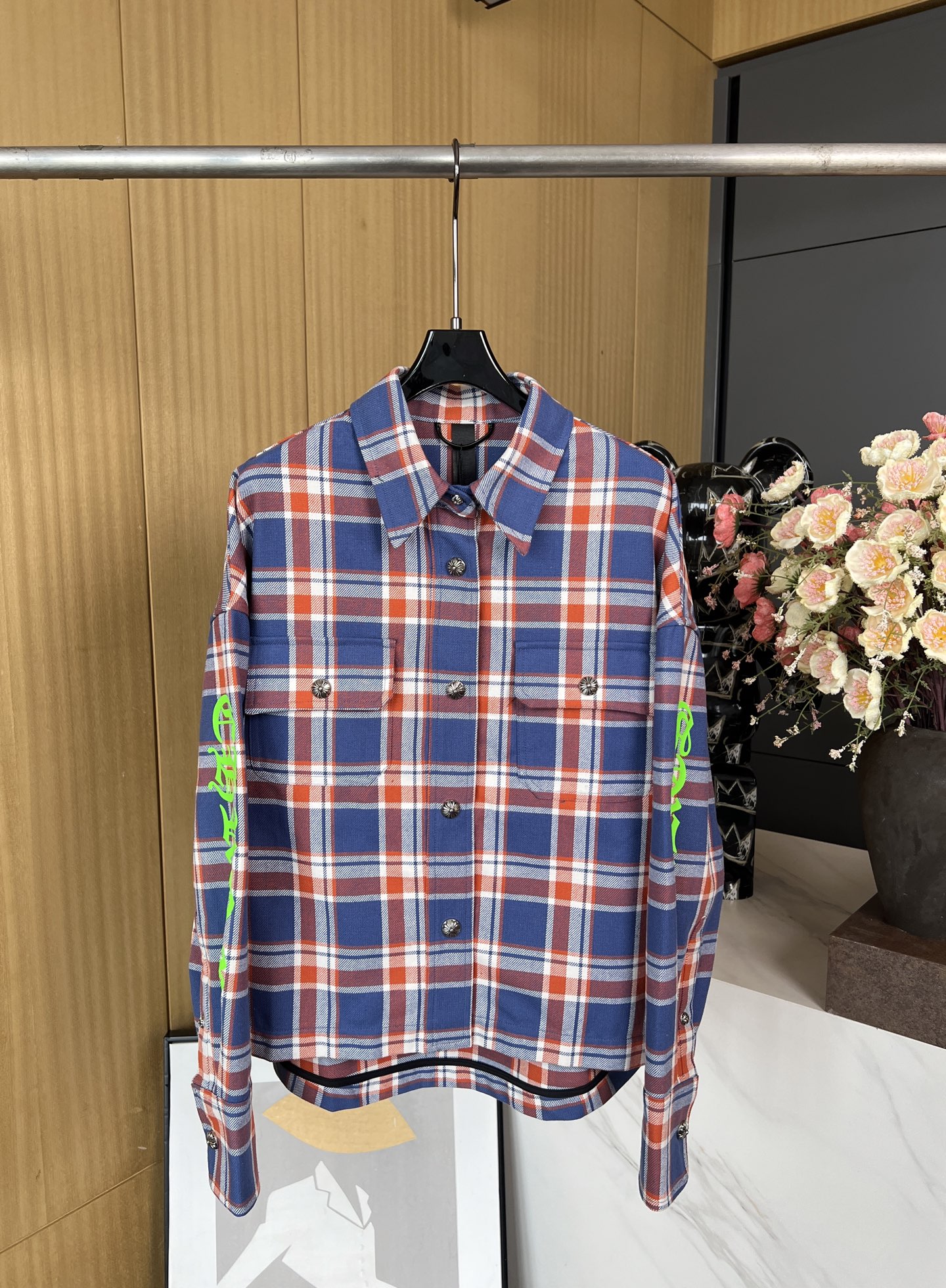 NO:316651,Chrome heart*s New spring and summer style classic checked long-sleeved lapel short shirt jacket, single-sided flip patch pocket on the front chest, detailed metal nameplate decoration, silver metal button closure closure placket, large logo print on the side of the sleeve, leather brand label, casual style S M L XL,,chrome hearts,chrome hearts, jackets & coats,shirts,alexander wang19860909Chrome heart*s 克罗心 春夏新款 经典格纹长袖翻领短款衬衫外套、前胸单侧翻盖贴布口袋、细节金属铭牌装饰、银色金属纽扣开合门襟、衣袖侧面大logo图案印花、皮质品牌标签、休闲款式 码数S M L XL,,chrome hearts,chrome hearts,jackets & coats,shirts,alexander wang,Women's clothing