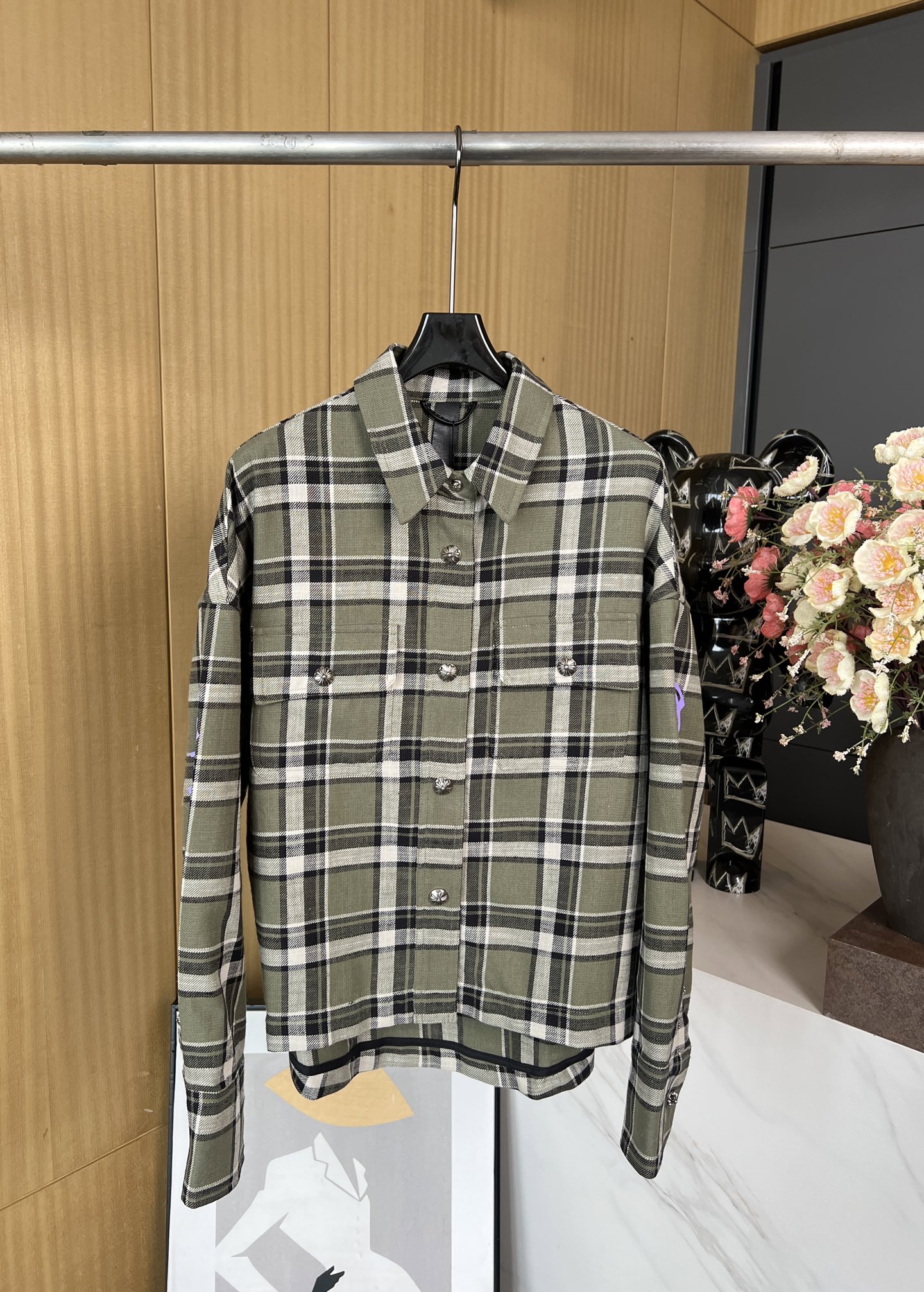 NO:316654,Chrome heart*s New spring and summer style classic checked long-sleeved lapel short shirt jacket, single-sided flip patch pocket on the front chest, detailed metal nameplate decoration, silver metal button closure closure placket, large logo print on the side of the sleeve, leather brand label, casual style S M L XL,,chrome hearts,chrome hearts, jackets & coats,shirts,alexander wang19860909Chrome heart*s 克罗心 春夏新款 经典格纹长袖翻领短款衬衫外套、前胸单侧翻盖贴布口袋、细节金属铭牌装饰、银色金属纽扣开合门襟、衣袖侧面大logo图案印花、皮质品牌标签、休闲款式 码数S M L XL,,chrome hearts,chrome hearts,jackets & coats,shirts,alexander wang,Women's clothing