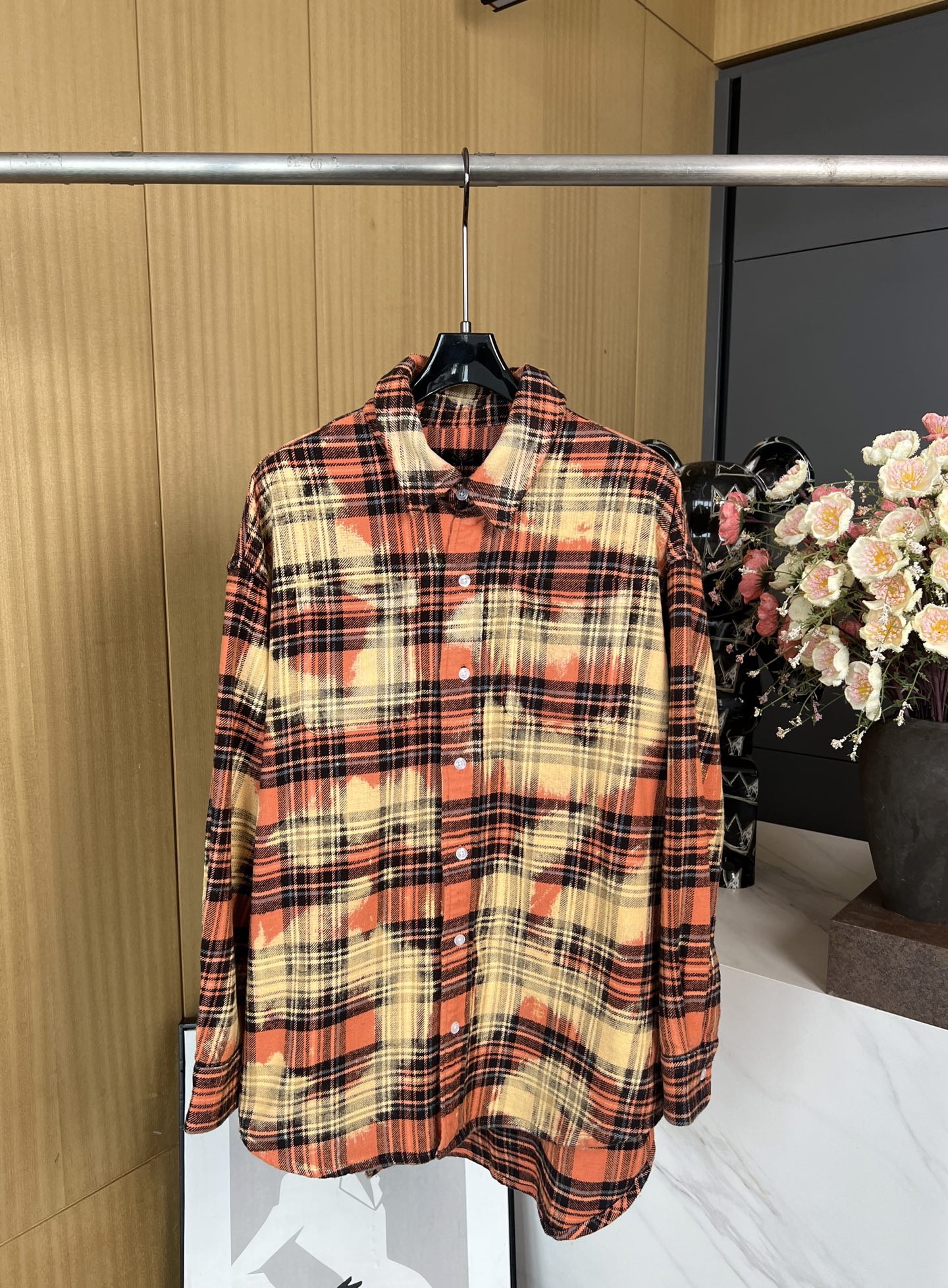 NO:316652,R13 New early spring style, irregular bleaching and dyeing contrasting plaid long-sleeved shirt, after raspberry color over-dyeing and uneven bleaching, it presents a visually impactful contrasting appearance, casual style, same style for men and women. SMLXL, shirts, alexander wang19860909R13 早春新款 不规则漂染撞色格纹长袖衬衫、经过覆盆子色过染和不均匀漂白处理后、呈现出颇具视觉冲击的撞色外观、休闲版型、男女同款 码数SMLXL,,shirts,alexander wang,Women's clothing