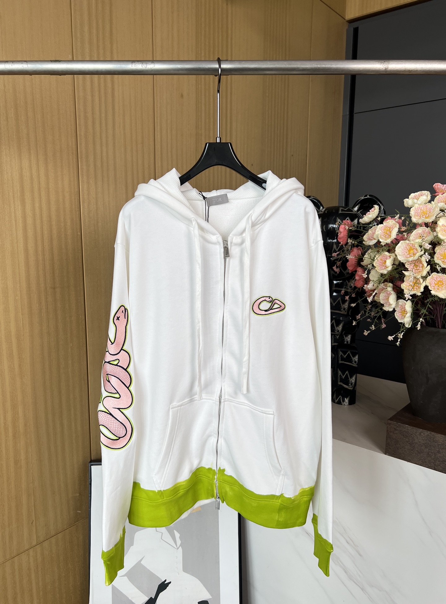 NO:316666,DIOR AND KAWS Limited Series New Early Spring Embroidered snake pattern gradient hooded jacket, reinterpreting the Dior logo, two-way zipper closure, casual style, same style for men and women SMLXL,,dior, jackets & coats, jackets & coats,hats,alexander wang19860909DIOR AND KAWS 限定系列 早春新款 刺绣蛇图案渐变连帽夹克外套、以五彩缤纷的蛇形重新诠释 Dior 标志、双向拉链开合、休闲版型、男女同款 码数SMLXL,,dior,jackets & coats,jackets & coats,hats,alexander wang,Women's clothing