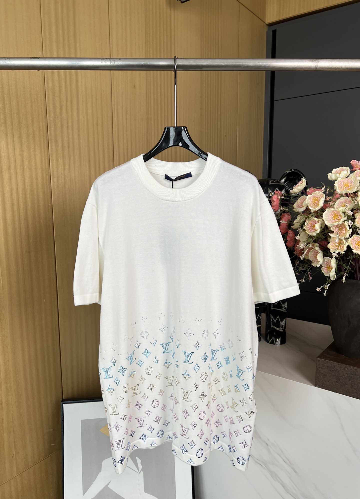 NO:316663,Louis Vuitto*n Louis early spring new logo print gradient ironing short-sleeved T-shirt, ironing diamond Monogram gradient pattern, ribbed collar, casual style, same style for men and women SML,,louis vuitton,louis vuitton,T-shirt,tees,t-shirt,alexander wang19860909Louis Vuitto*n 路易 早春新款 Logo印花渐变烫钻短袖T恤、烫钻Monogram 渐变图案、罗纹衣领、休闲版型、男女同款 码数SML,,louis vuitton,louis vuitton,T-shirt,tees，t-shirt,alexander wang,Women's clothing