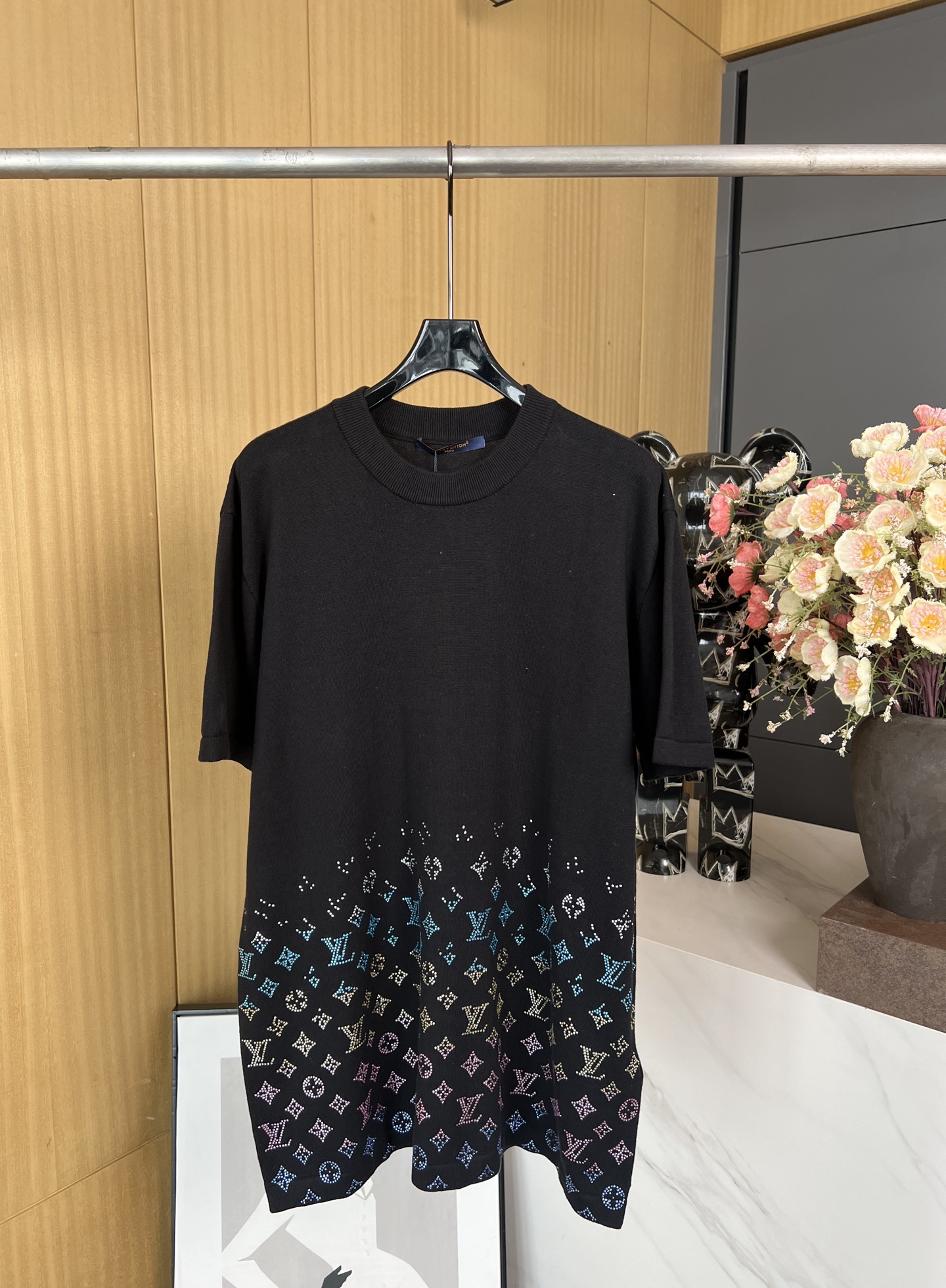 NO:316660,Louis Vuitto*n Louis early spring new logo print gradient ironing short-sleeved T-shirt, ironing diamond Monogram gradient pattern, ribbed collar, casual style, same style for men and women SML,,louis vuitton,louis vuitton,T-shirt,tees,t-shirt,alexander wang19860909Louis Vuitto*n 路易 早春新款 Logo印花渐变烫钻短袖T恤、烫钻Monogram 渐变图案、罗纹衣领、休闲版型、男女同款 码数SML,,louis vuitton,louis vuitton,T-shirt,tees，t-shirt,alexander wang,Women's clothing