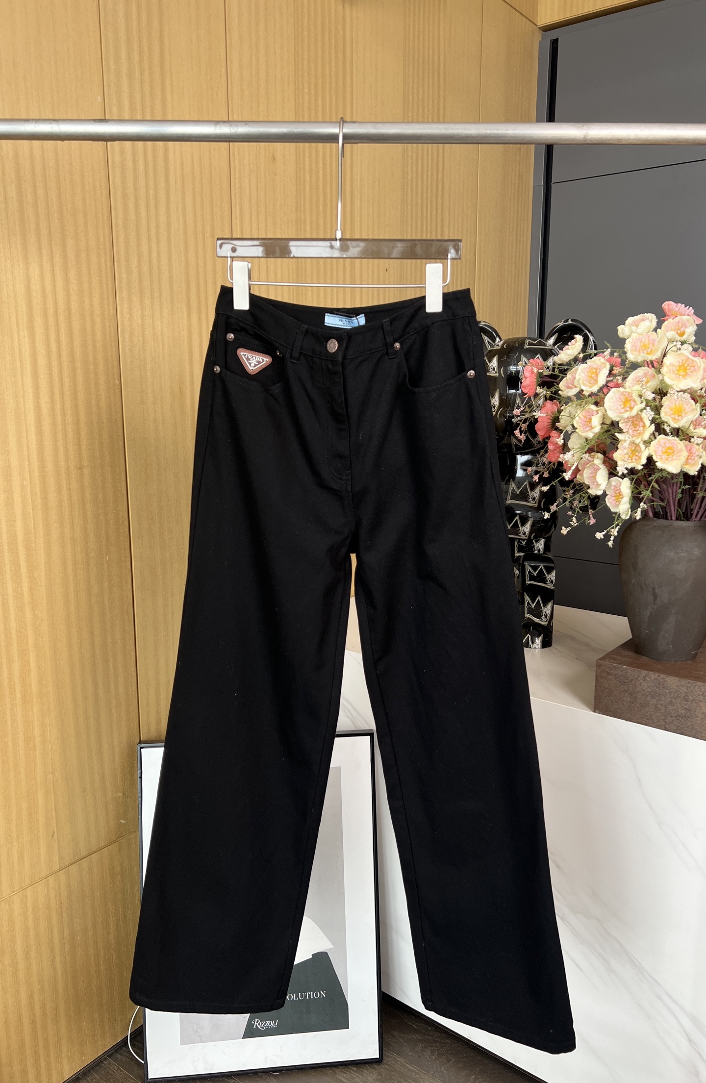NO:316668,Prada Spring and Summer New Style Wide Legs, Slim and Slim and Straight Jeans, Triangle Markers embellished with black background, simple but stylish, loose straight-fitting SML, Prada, jeans, alexander wang19860909Prada 春夏新款 阔腿窄版拖地直筒牛仔裤、三角标的点缀黑色的底色、简约而不失时尚感、宽松的直筒版型 码数SML,,prada,jeans,alexander wang,Women's clothing